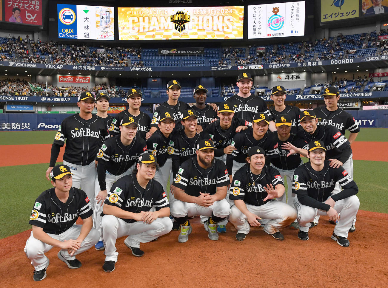 オリックス対ソフトバンク　リーグ優勝を決め、甲斐（前列右から2人目）と記念撮影する投手陣（撮影・岩下翔太）