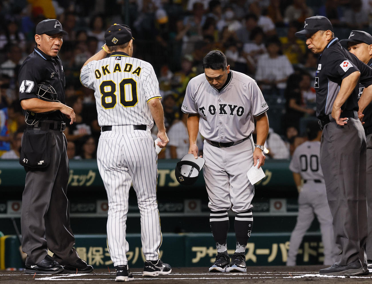 阪神対巨人　メンバー表交換で阪神岡田監督にあいさつする巨人阿部監督（撮影・藤尾明華）