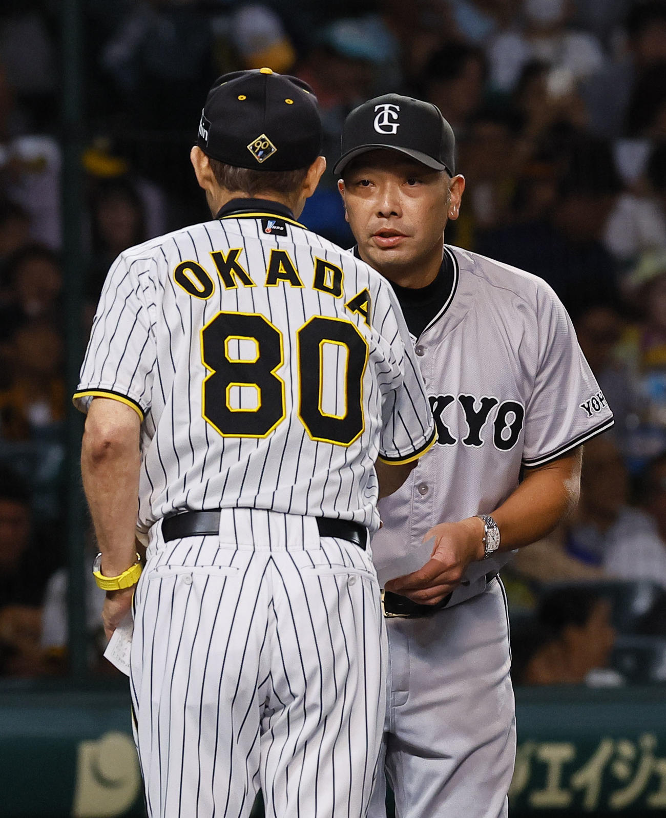 阪神対巨人　メンバー表交換で阪神岡田監督と握手を交わす巨人阿部監督（撮影・藤尾明華）