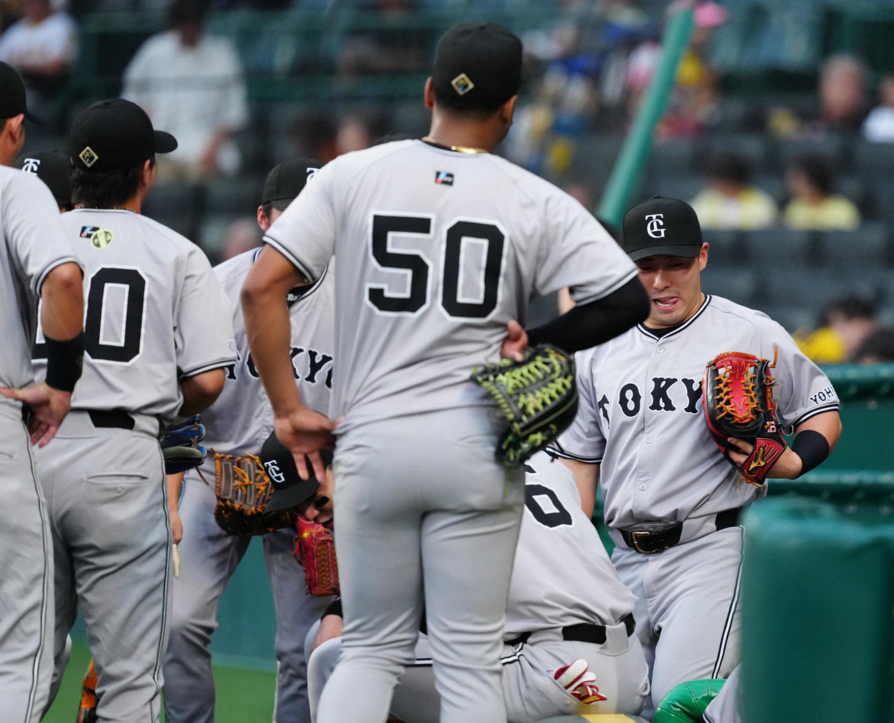 阪神対巨人　試合前の円陣で声出しした巨人浅野（右端）（撮影・江口和貴）