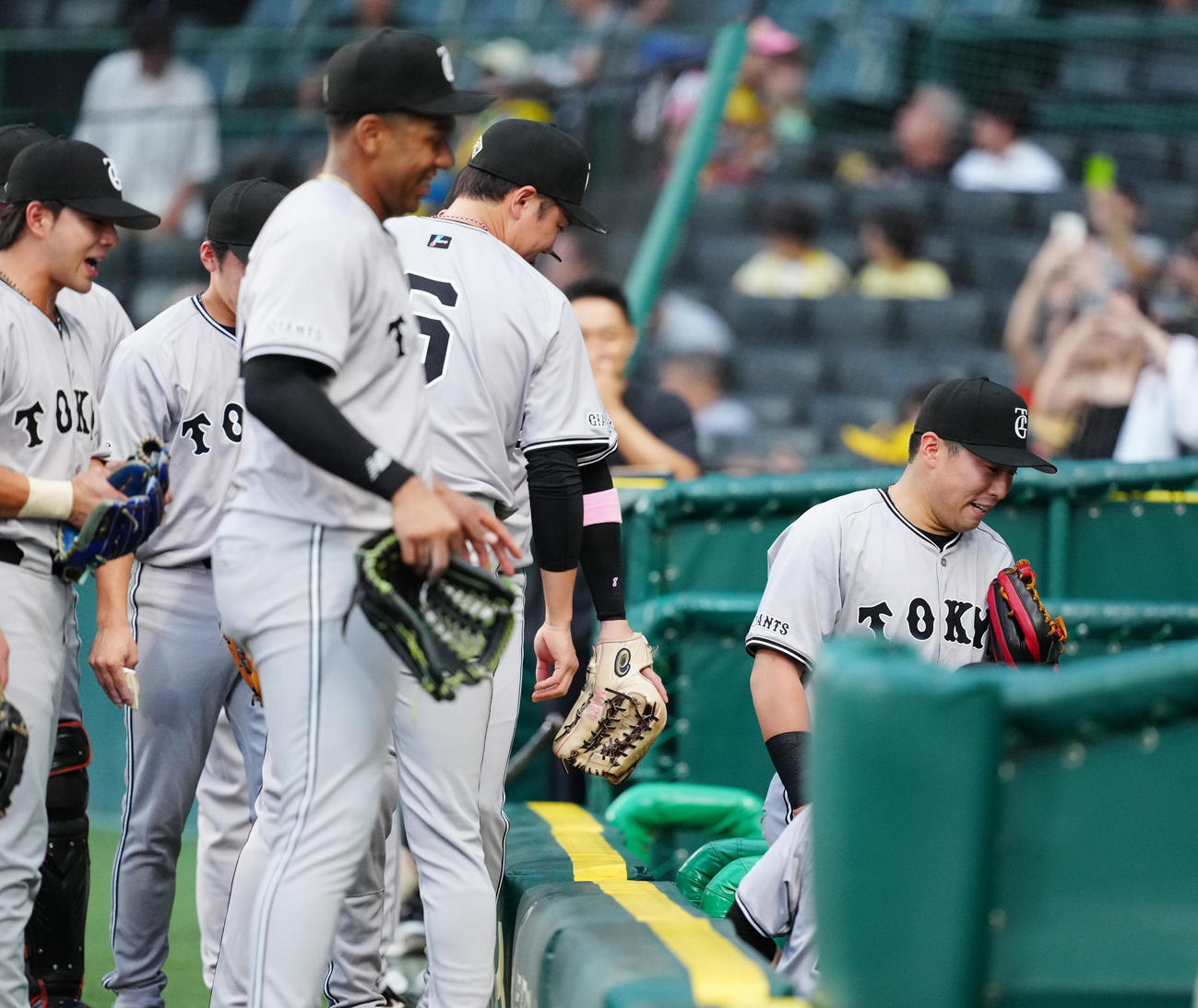 阪神対巨人　試合前の円陣で声出しした巨人浅野（右端）（撮影・江口和貴）