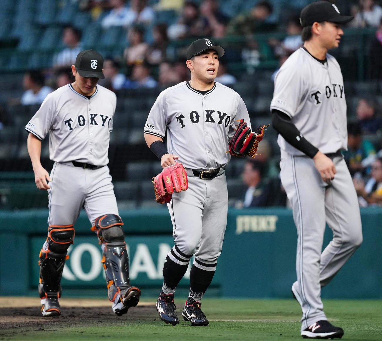 阪神対巨人　試合前、シートノックを終え、ベンチに引き揚げる巨人浅野（中央）（撮影・江口和貴）