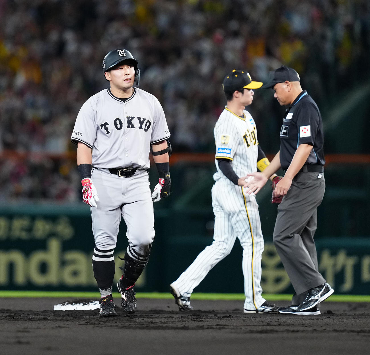 阪神対巨人　1回表巨人無死二塁、送りバントを失敗しベンチに引き揚げる浅野（撮影・江口和貴）