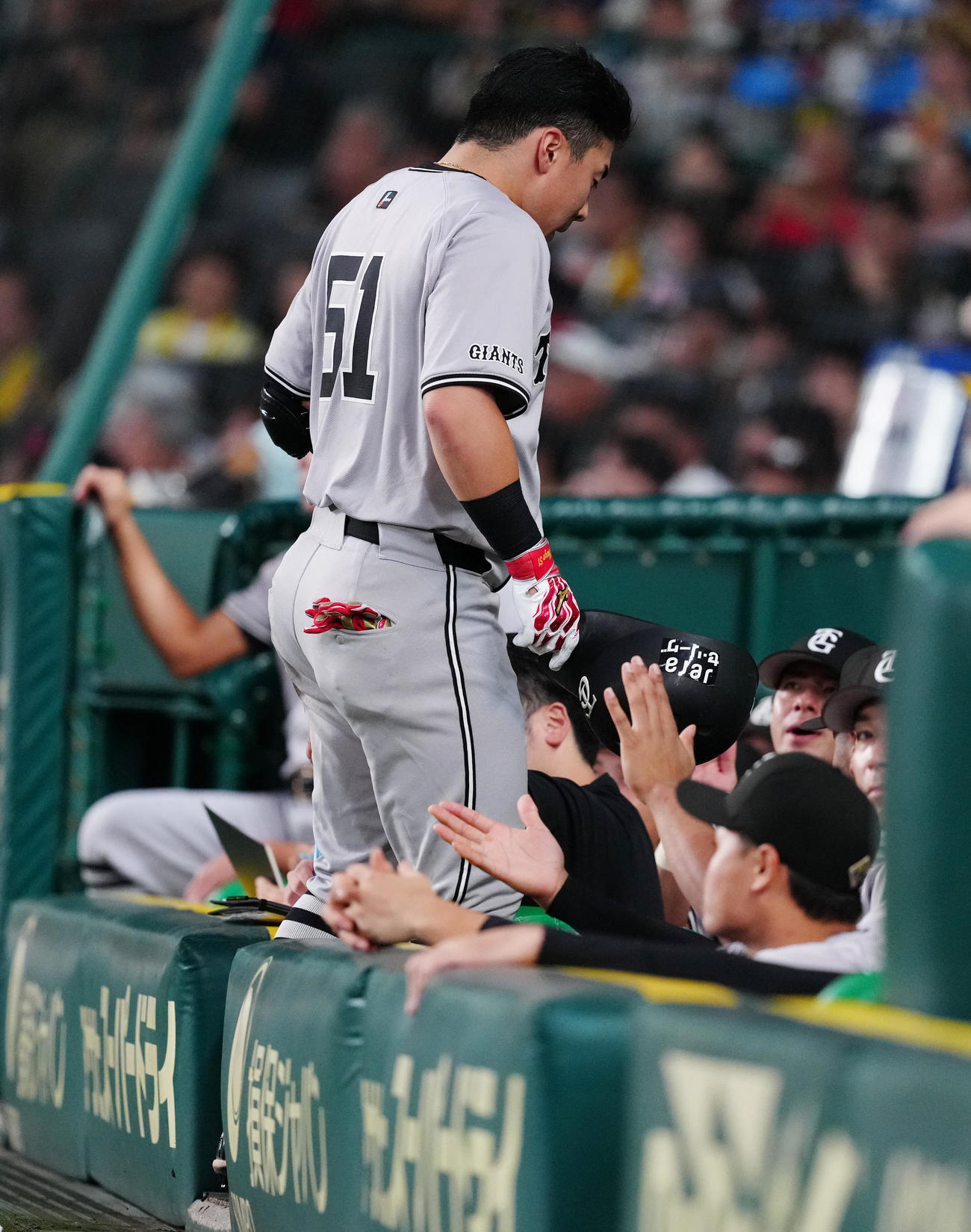 阪神対巨人　1回表巨人無死二塁、送りバントを失敗しベンチに引き揚げる浅野（撮影・江口和貴）