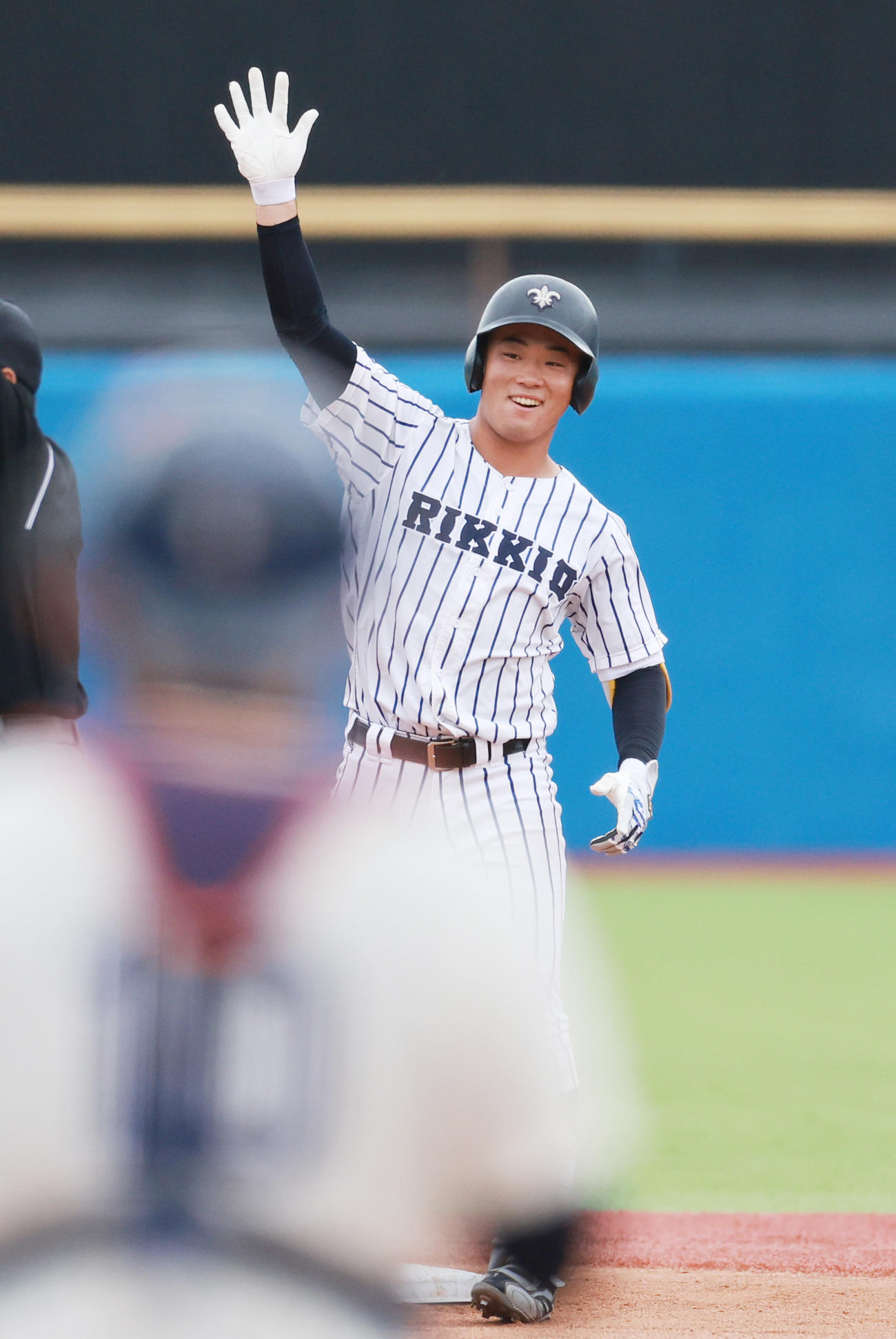 立大対法大1回表立大2死三塁、先制適時二塁打を放ち喜ぶ西川（撮影・野上伸悟）