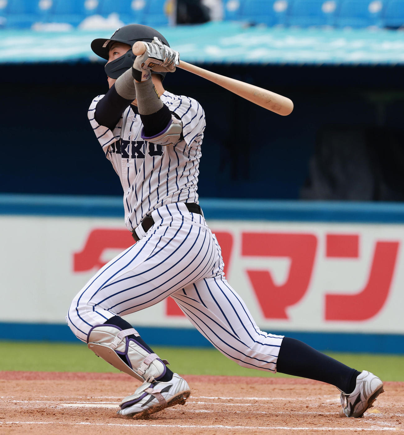 立大対法大　3回表立大無死、左越え本塁打を放つ小林隼（撮影・野上伸悟）