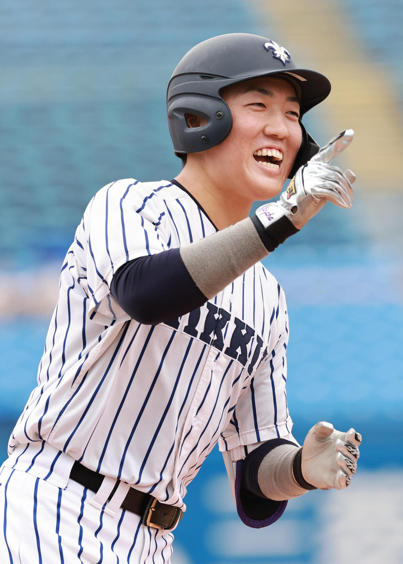 立大対法大　3回表立大無死、左越え本塁打を放ち喜ぶ小林隼（撮影・野上伸悟）