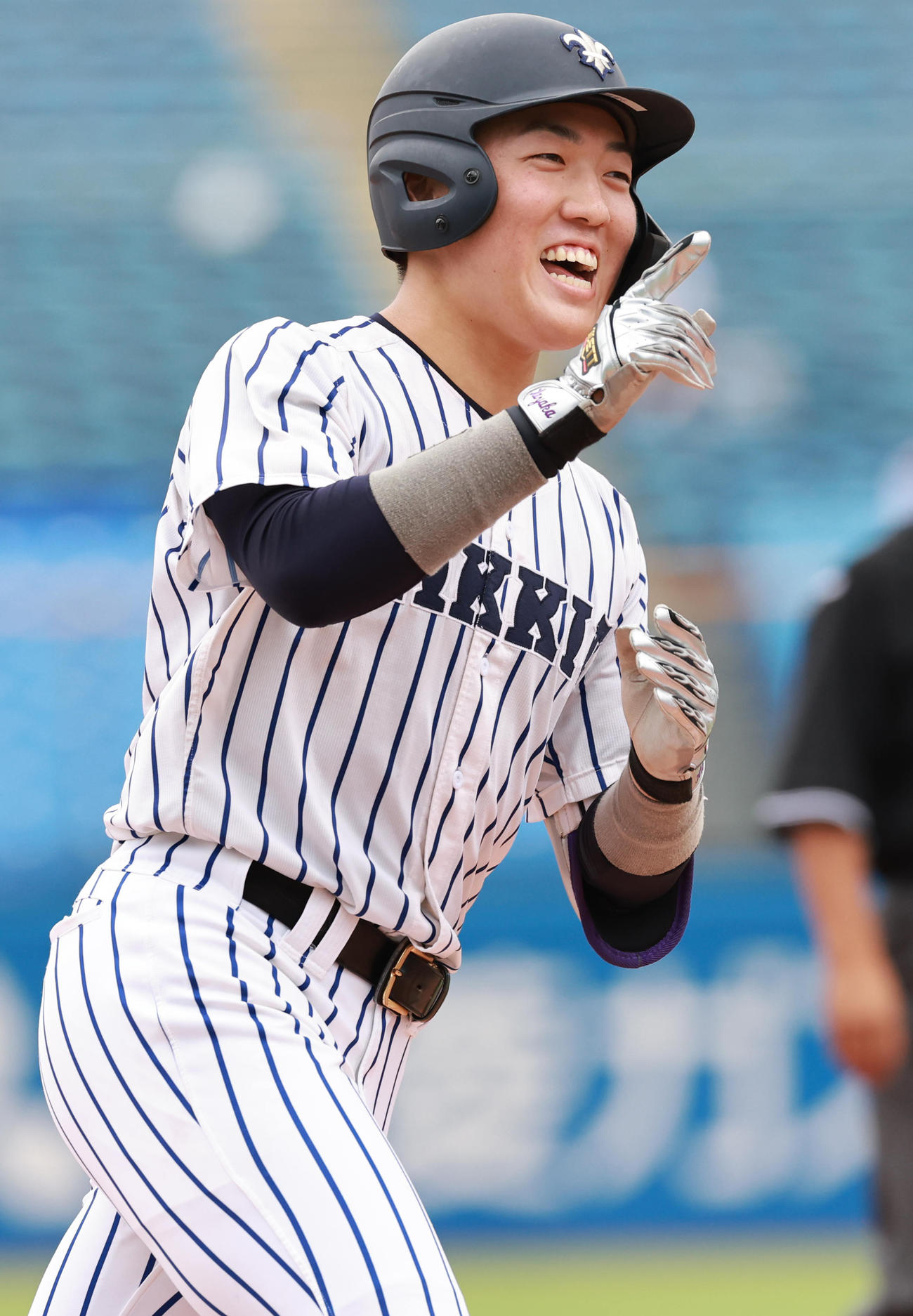 立大対法大　3回表立大無死、左越え本塁打を放ち喜ぶ小林隼（撮影・野上伸悟）