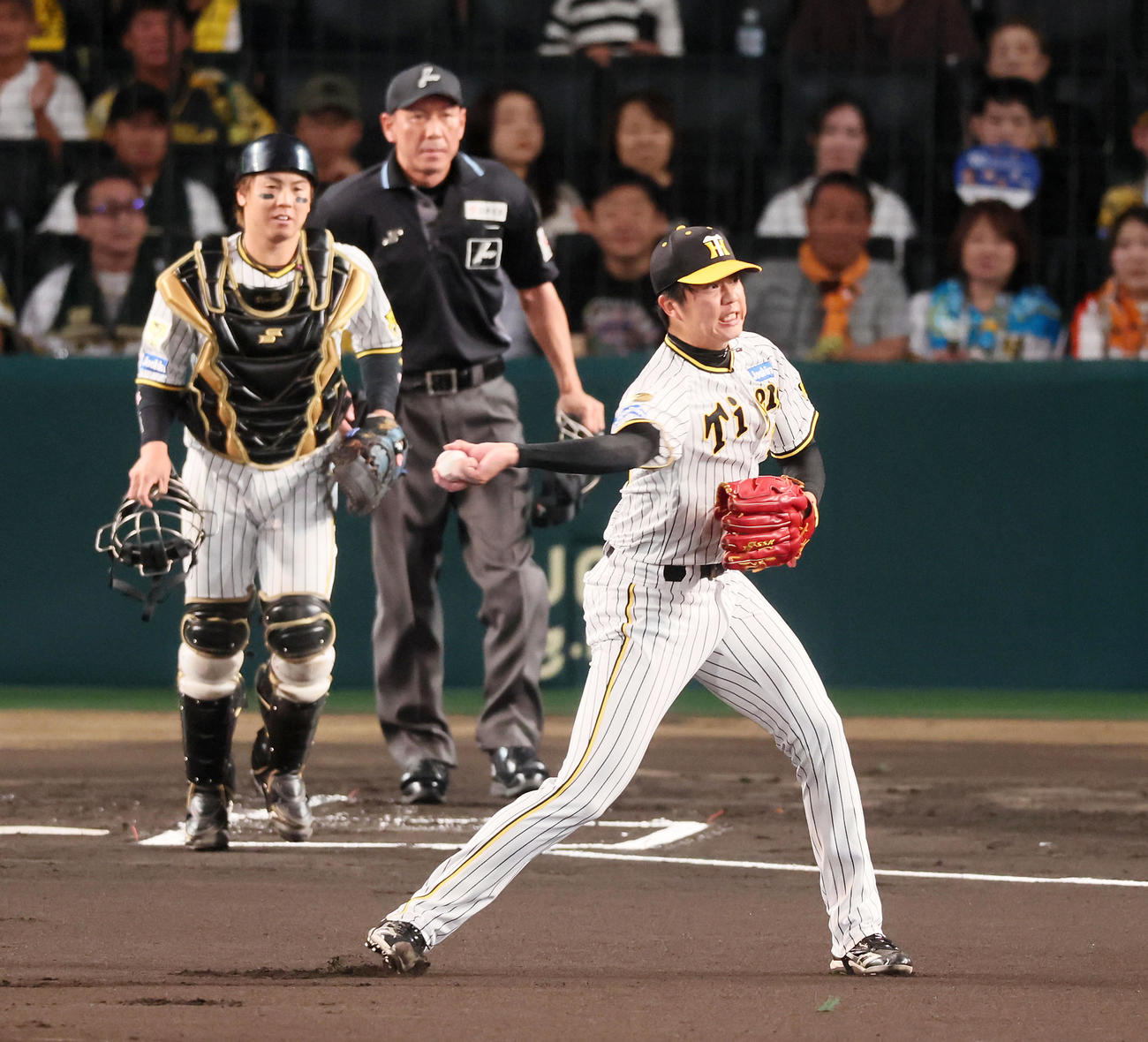 阪神対巨人　1回表巨人無死二塁、才木は浅野の投前犠打を三塁へ送球（撮影・加藤哉）