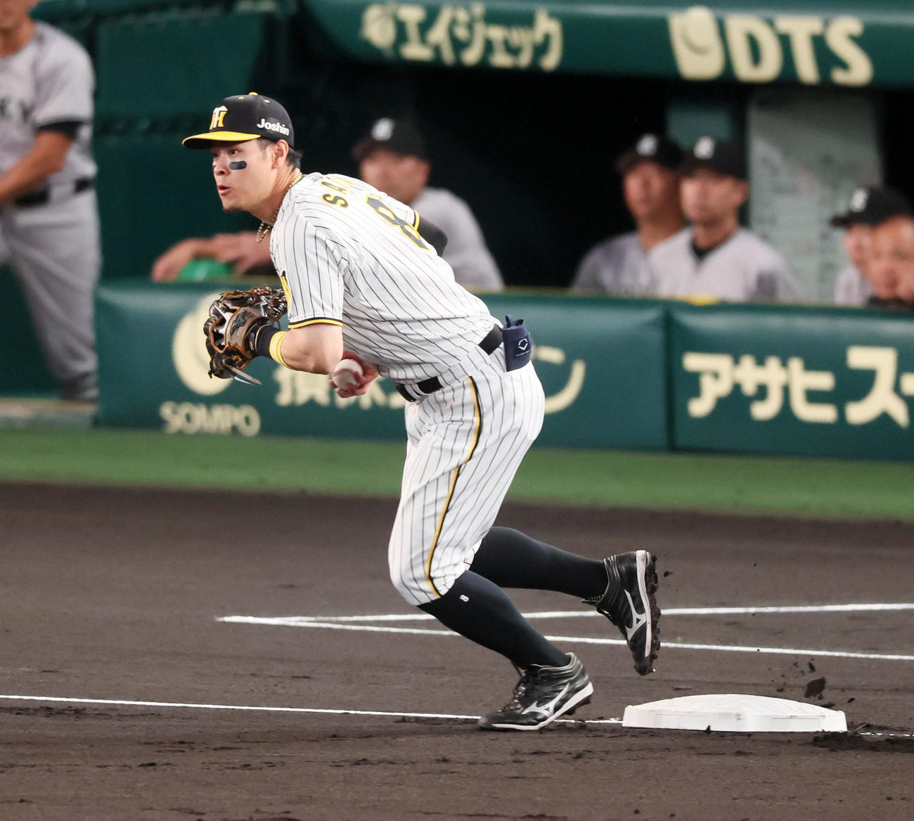 阪神対巨人　1回表巨人無死二塁、浅野のバントで捕球した才木から送球を受けた佐藤輝（撮影・加藤哉）