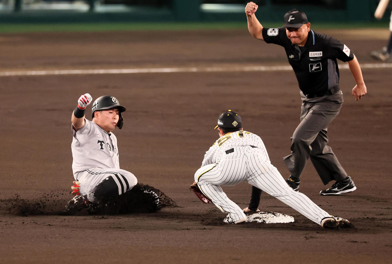 阪神対巨人　1回表巨人無死二塁、浅野は投前犠打で二塁走者挟殺の間に二塁を狙ったがアウト。野手中野（撮影・加藤哉）