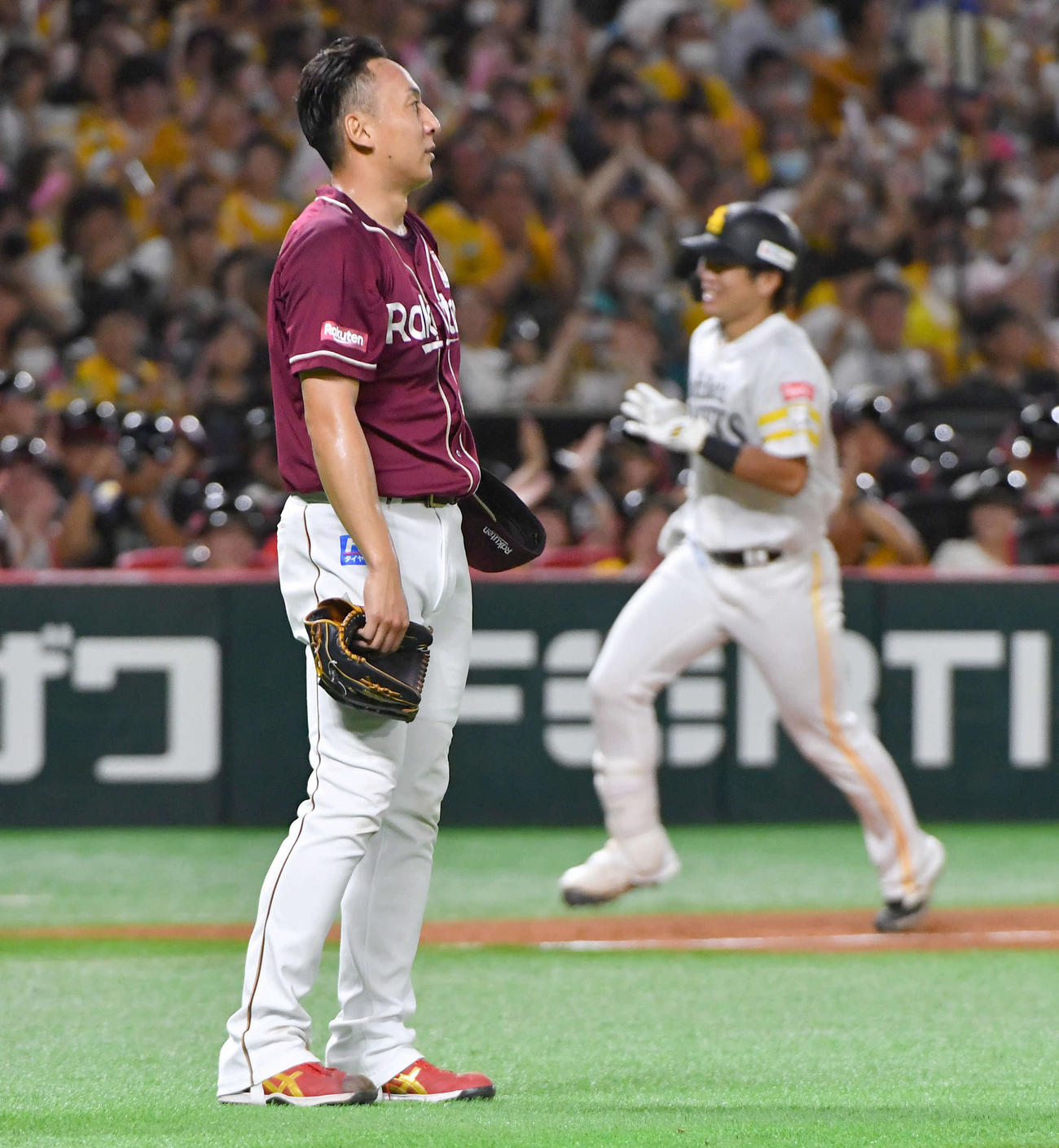 ソフトバンク対楽天　2回裏ソフトバンク1死一塁、川村（右）に右越え2点本塁打を打たれ、肩を落とす高田（撮影・岩下翔太）