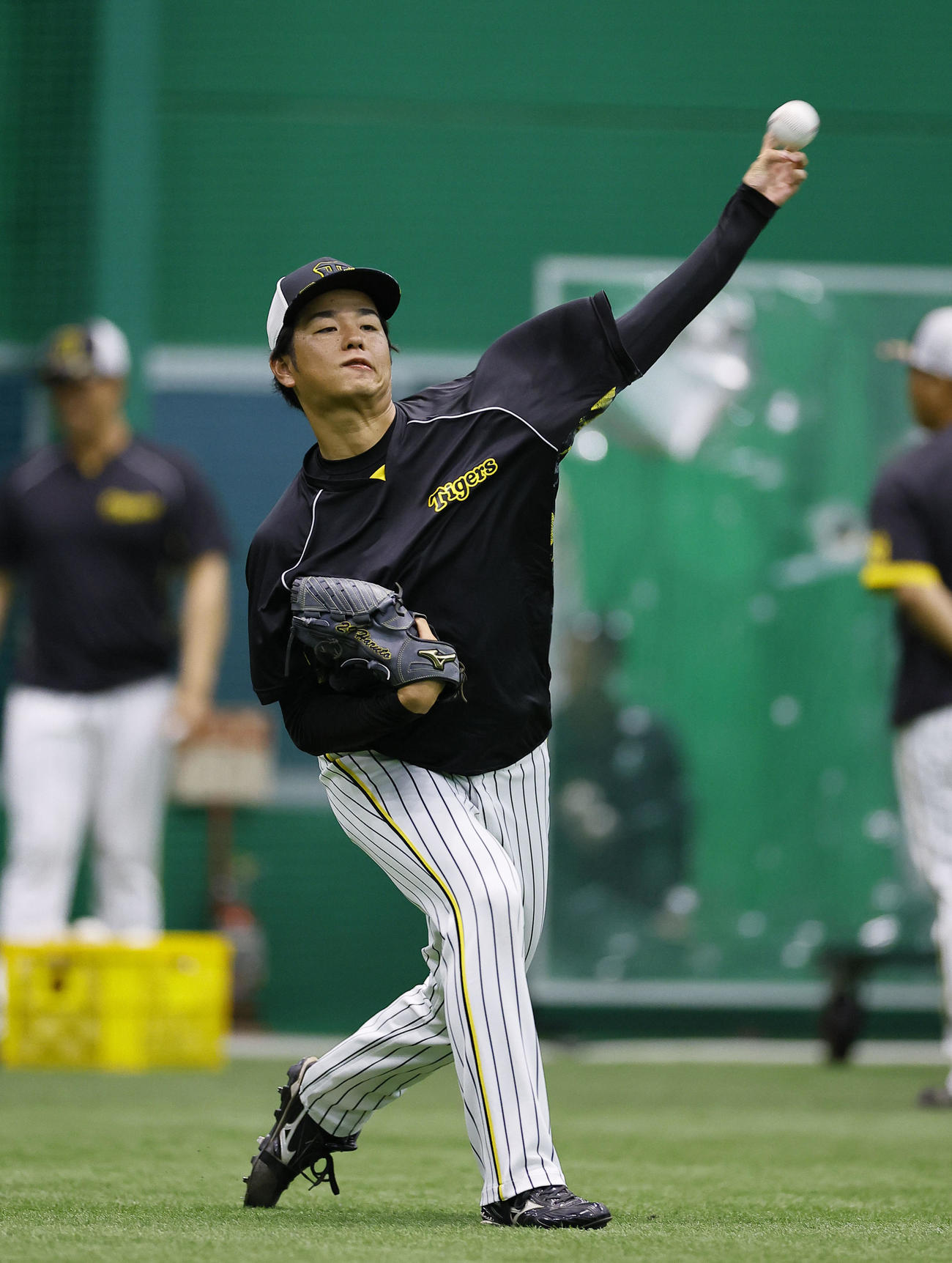阪神対巨人　キャッチボールをする阪神高橋（撮影・藤尾明華）