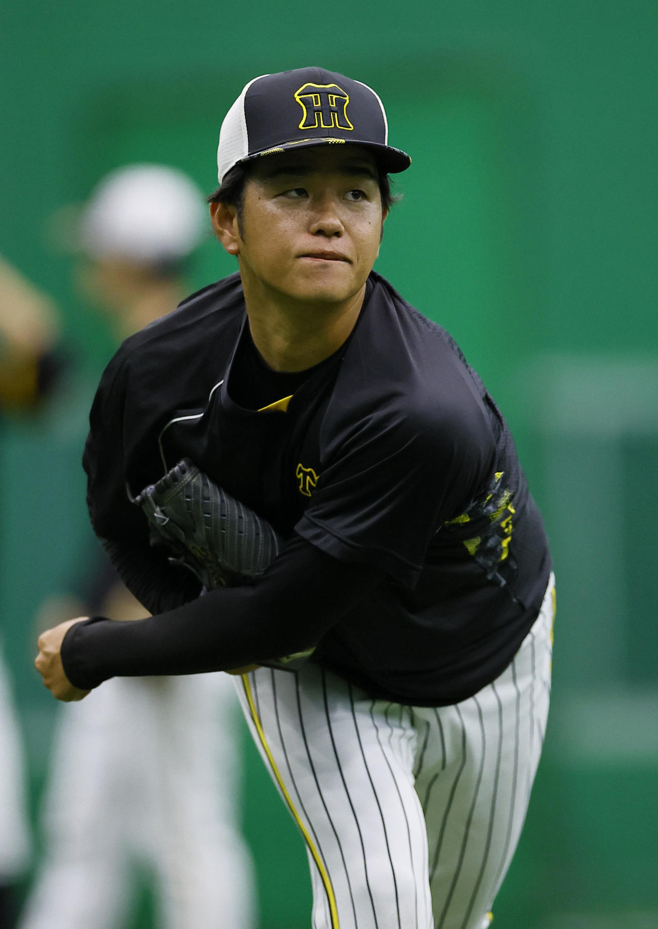 阪神対巨人　キャッチボールをする阪神高橋（撮影・藤尾明華）