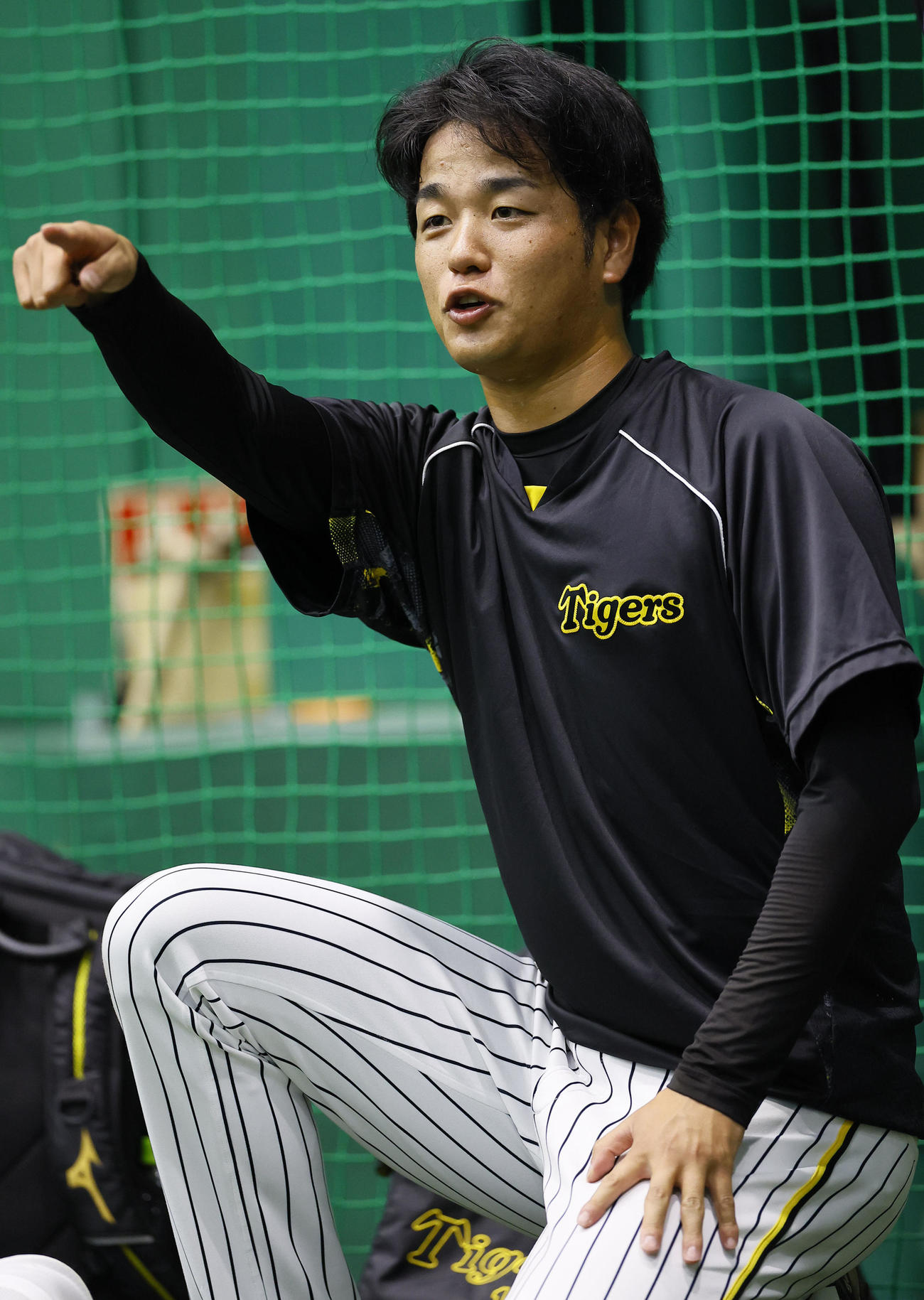 阪神対巨人　練習の合間に話をする阪神高橋（撮影・藤尾明華）