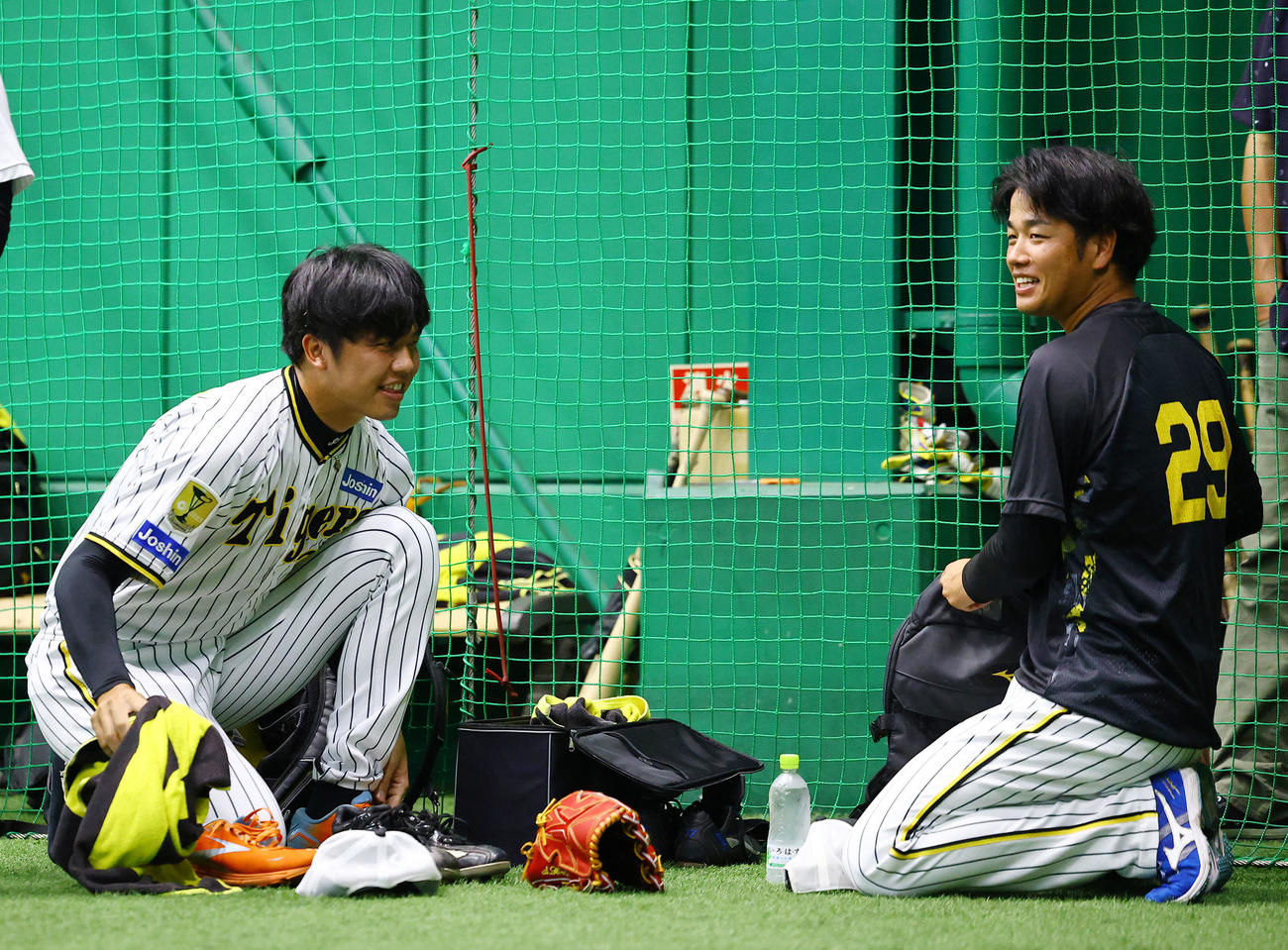 阪神対巨人　言葉を交わす阪神才木（左）と高橋（撮影・藤尾明華）