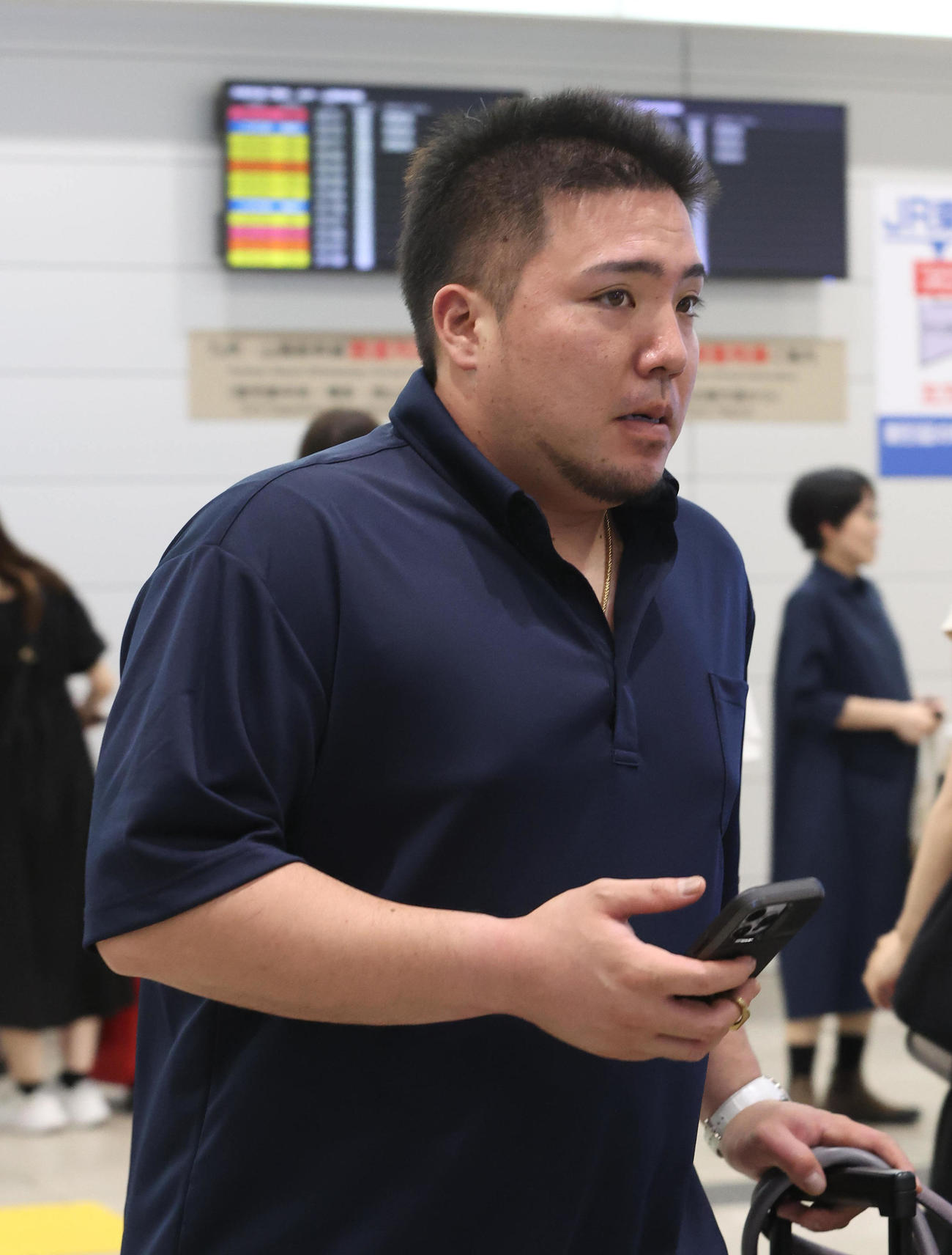 福岡から大阪へ移動したソフトバンク山川（撮影・白石智彦）
