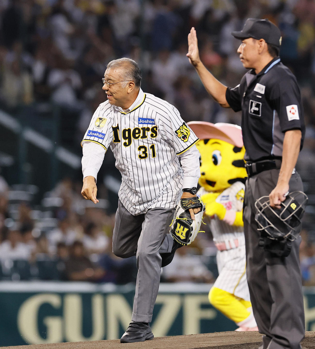 阪神対巨人　始球式を務めた阪神OBの掛布雅之氏（撮影・藤尾明華）
