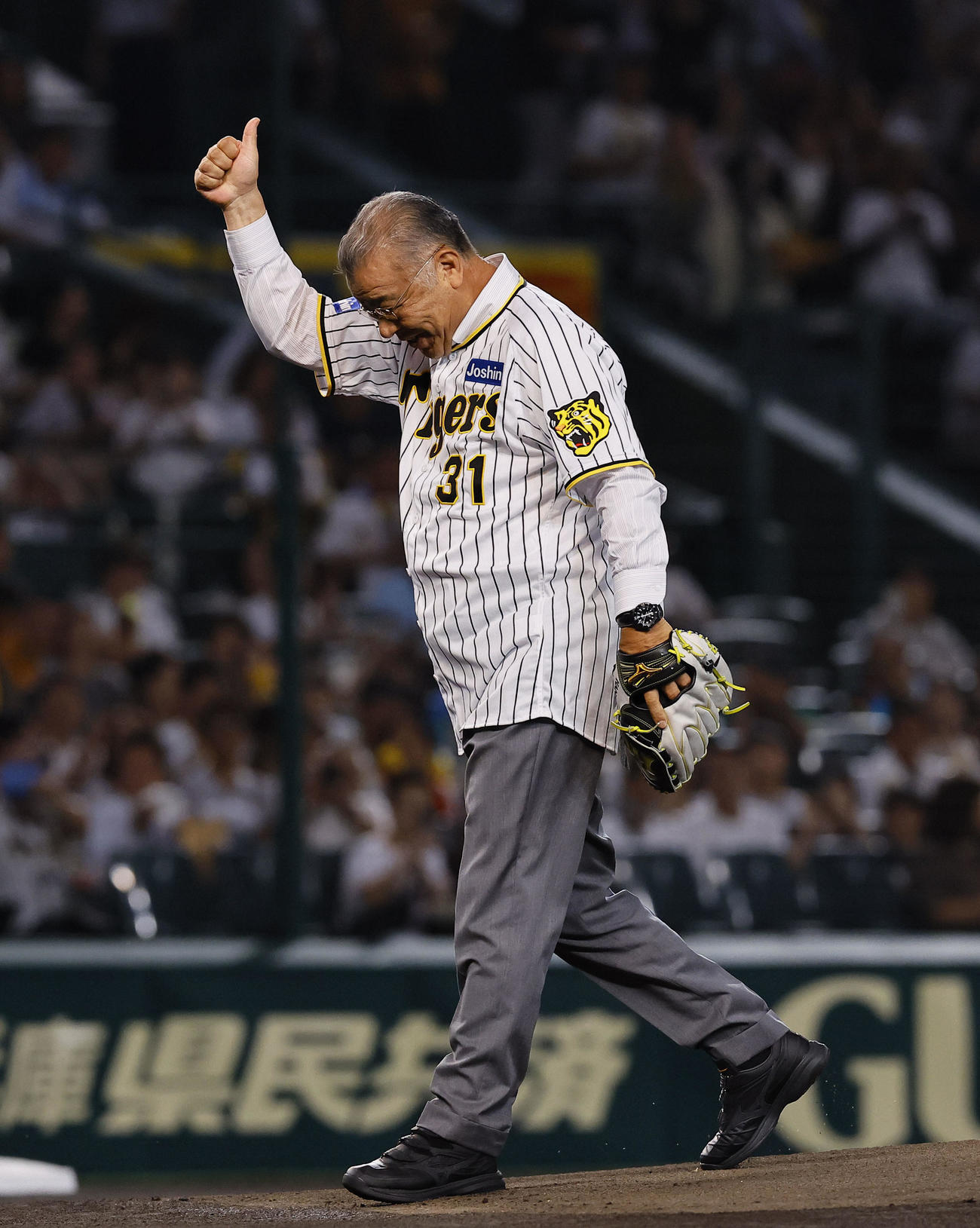 阪神対巨人　始球式を務めた阪神OBの掛布雅之氏（撮影・藤尾明華）