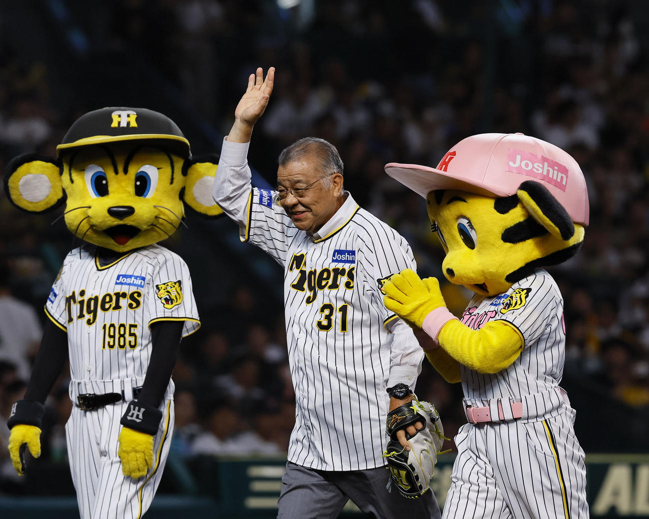 阪神対巨人　始球式を務めた阪神OBの掛布雅之氏（撮影・藤尾明華）