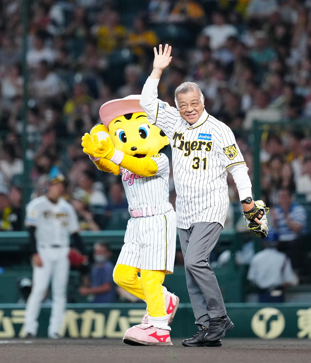 阪神対巨人　試合前、始球式に臨む掛布氏（撮影・江口和貴）