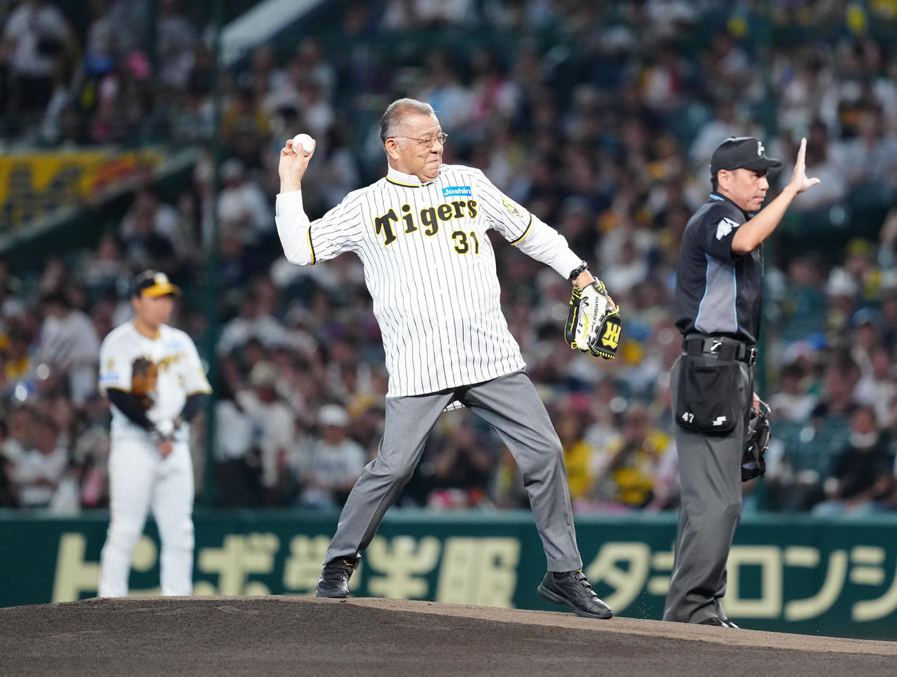 阪神対巨人　試合前、始球式に臨む掛布氏（撮影・江口和貴）
