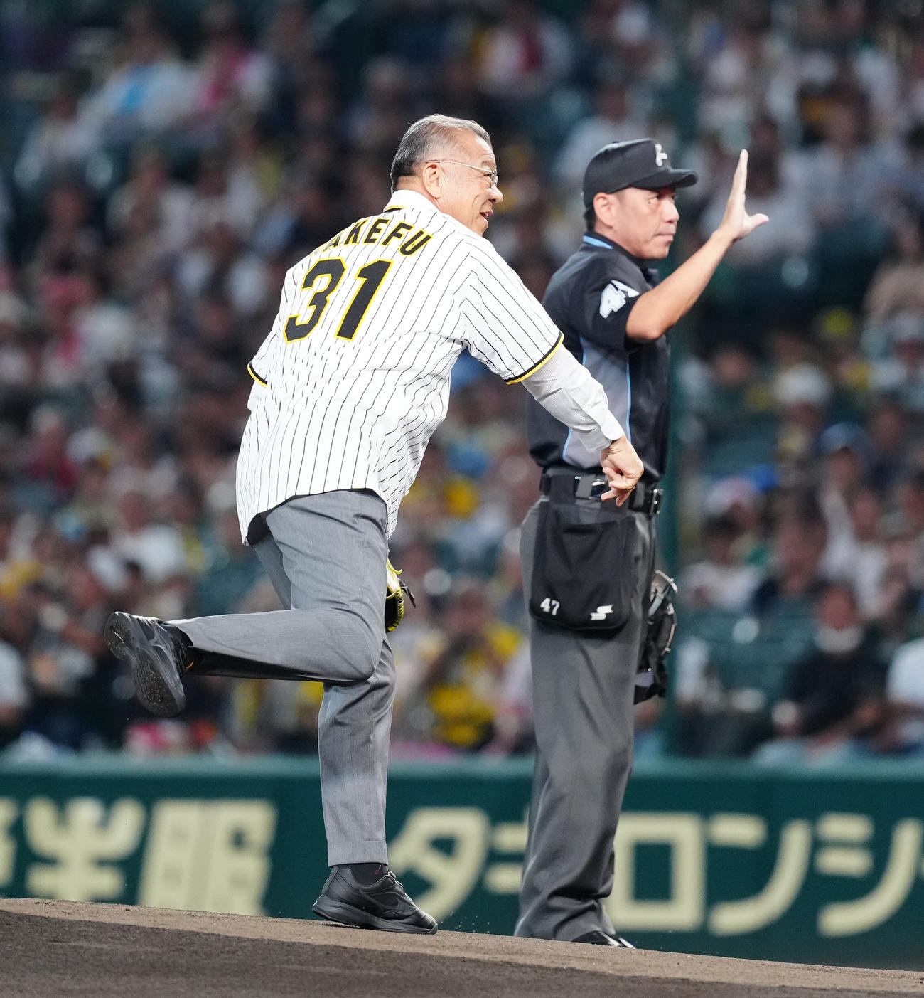 阪神対巨人　試合前、始球式に臨む掛布氏（撮影・江口和貴）