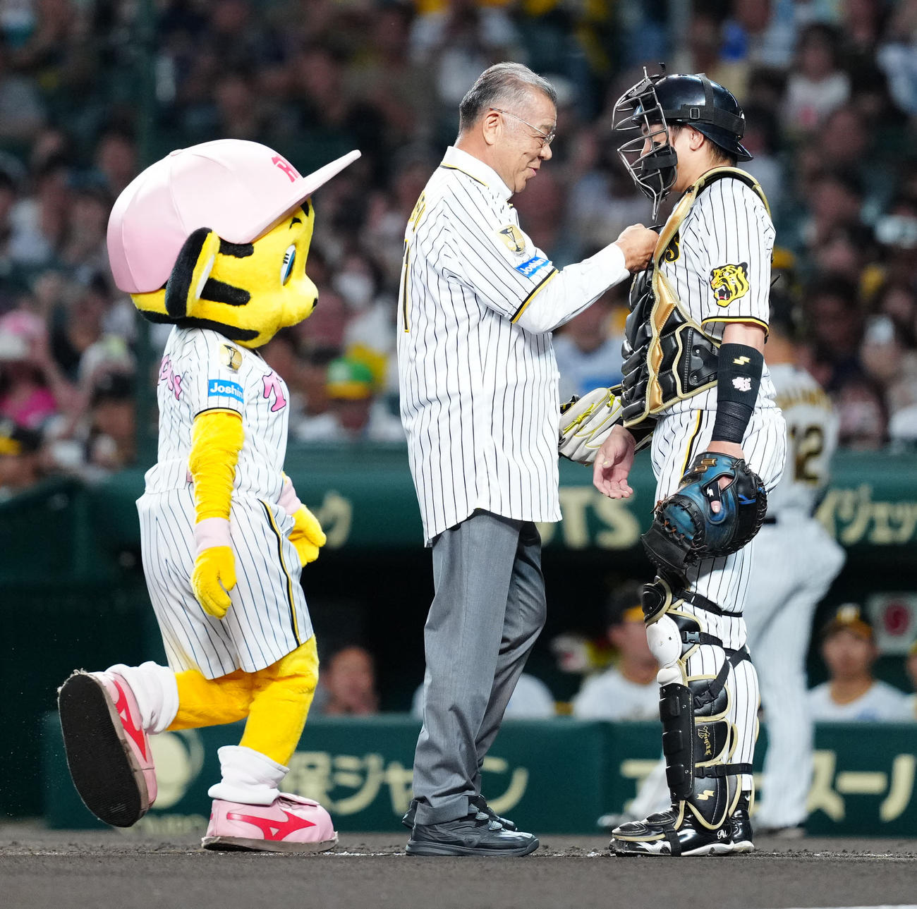 阪神対巨人　試合前、始球式に臨み捕手梅野（右）を激励する掛布氏（撮影・江口和貴）
