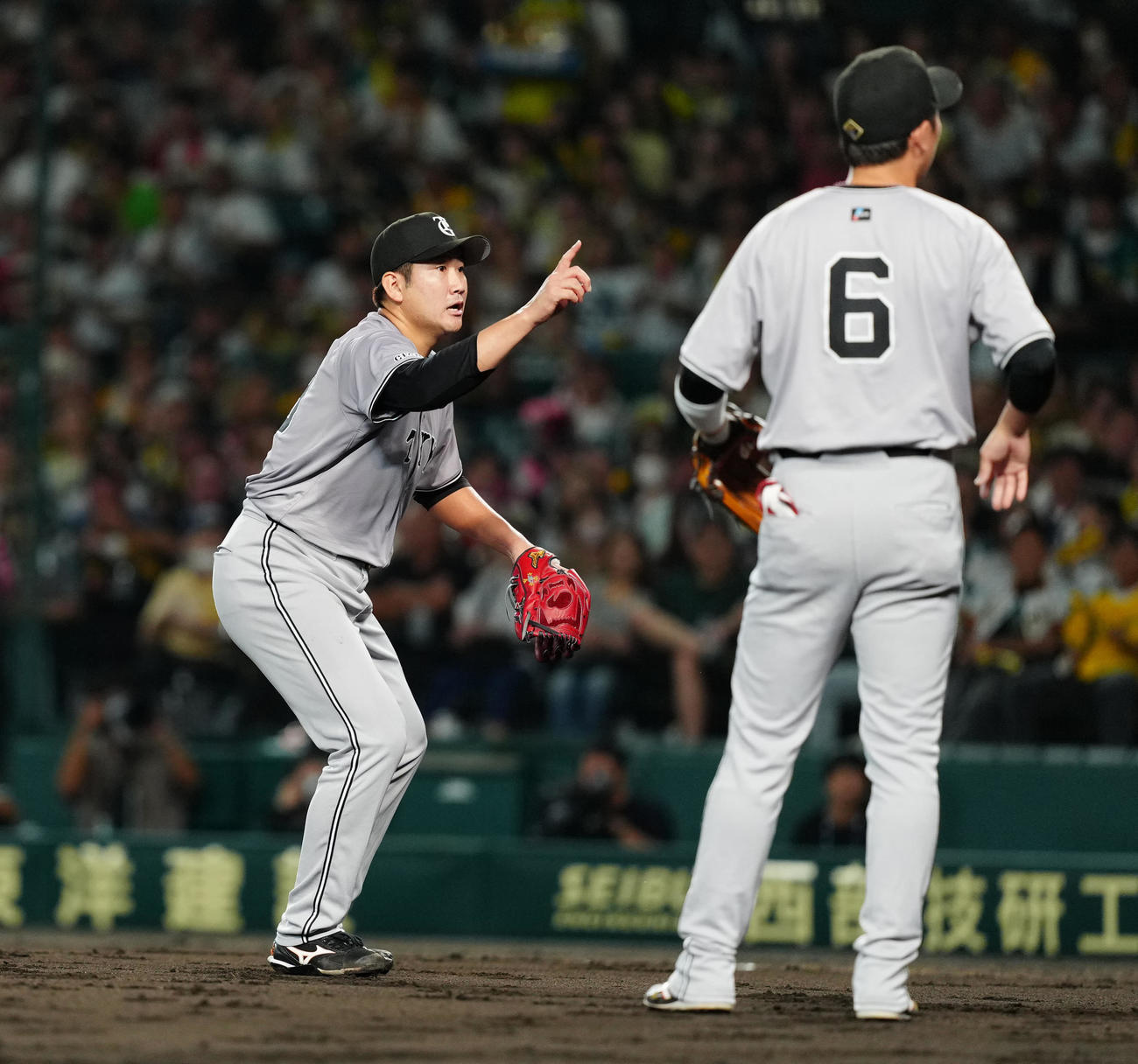 阪神対巨人　3回裏阪神1死一塁、才木のスイングをアピールする菅野（撮影・江口和貴）