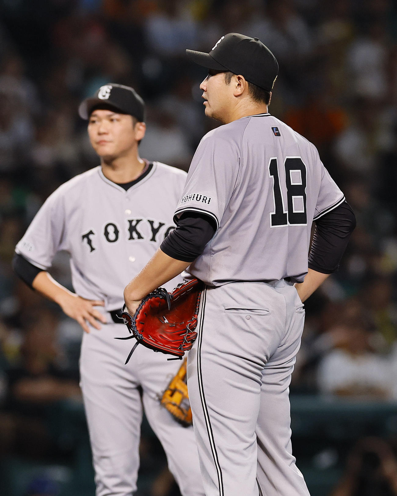阪神対巨人　3回裏阪神1死一塁、打者才木浩人のとき、ボールの判定に不満そうにする菅野。奥坂本（撮影・藤尾明華）