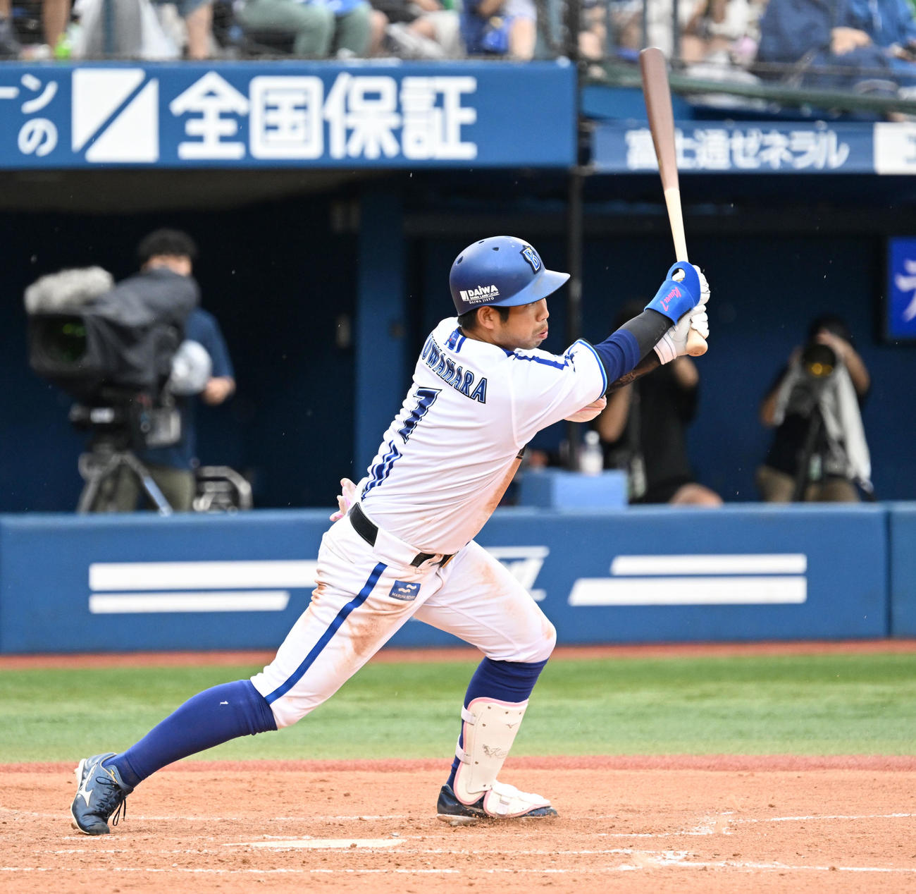 DeNA対ヤクルト　3回裏DeNA2死二塁、桑原が左前に同点適時打を放つ（撮影・千葉一成）