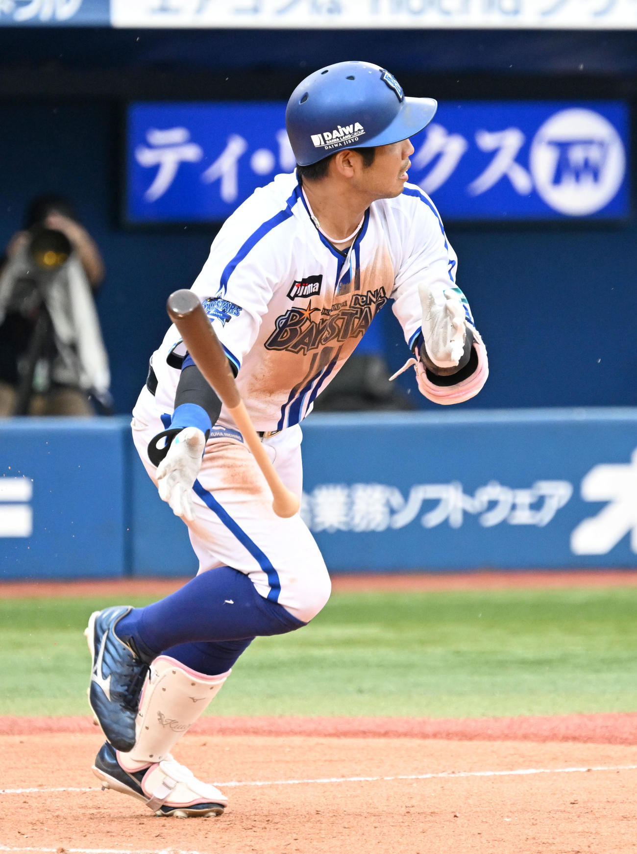 DeNA対ヤクルト　3回裏DeNA2死二塁、左前に同点適時打を放ち一塁に走る桑原（撮影・千葉一成）