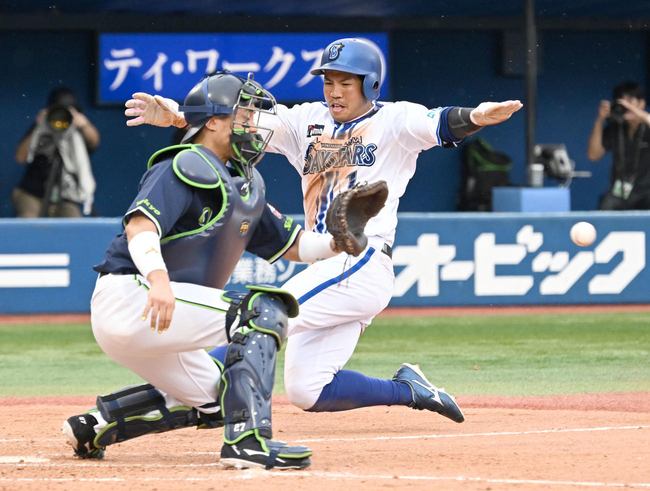DeNA対ヤクルト　3回裏DeNA2死1塁、戸柱恭孝の勝ち越しの適時二塁打で本塁を狙う桑原将志。捕手中村悠平＝2024年9月22日