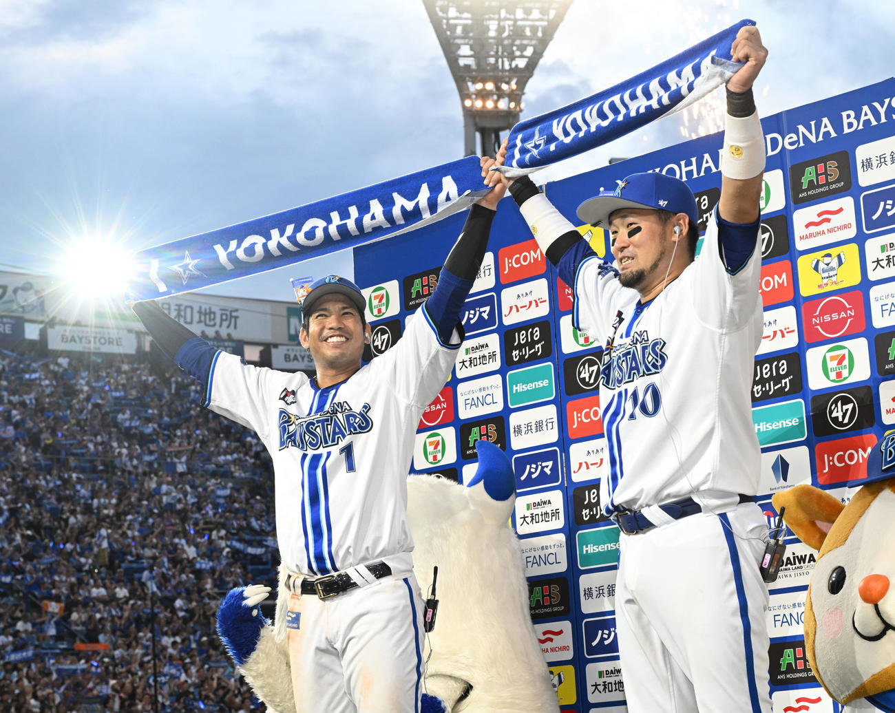 DeNA対ヤクルト　ヤクルトに勝利し、ポーズを決めるDeNA桑原（左）と戸柱（撮影・千葉一成）