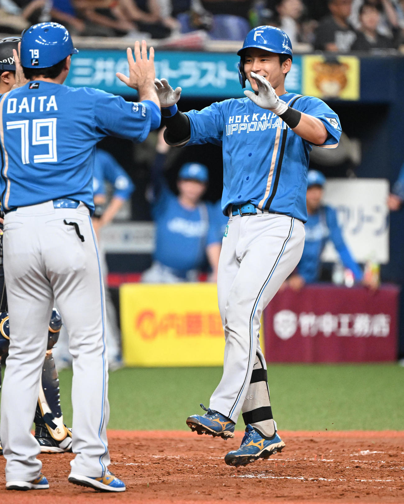 オリックス対日本ハム　3回表日本ハム1死一塁、右越えに逆転2点本塁打を放ち生還する水野（撮影・和賀正仁）