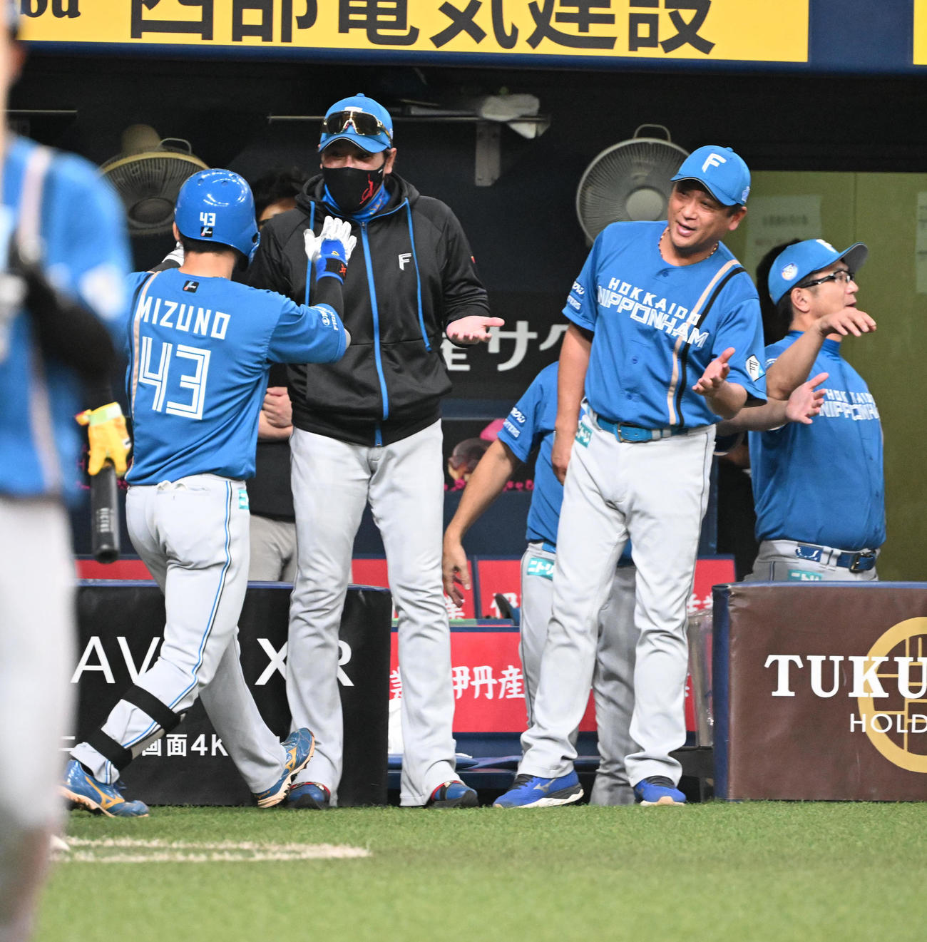 オリックス対日本ハム　3回表日本ハム1死一塁、右越えに逆転2点本塁打を放ち新庄監督に迎えられる水野（撮影・和賀正仁）
