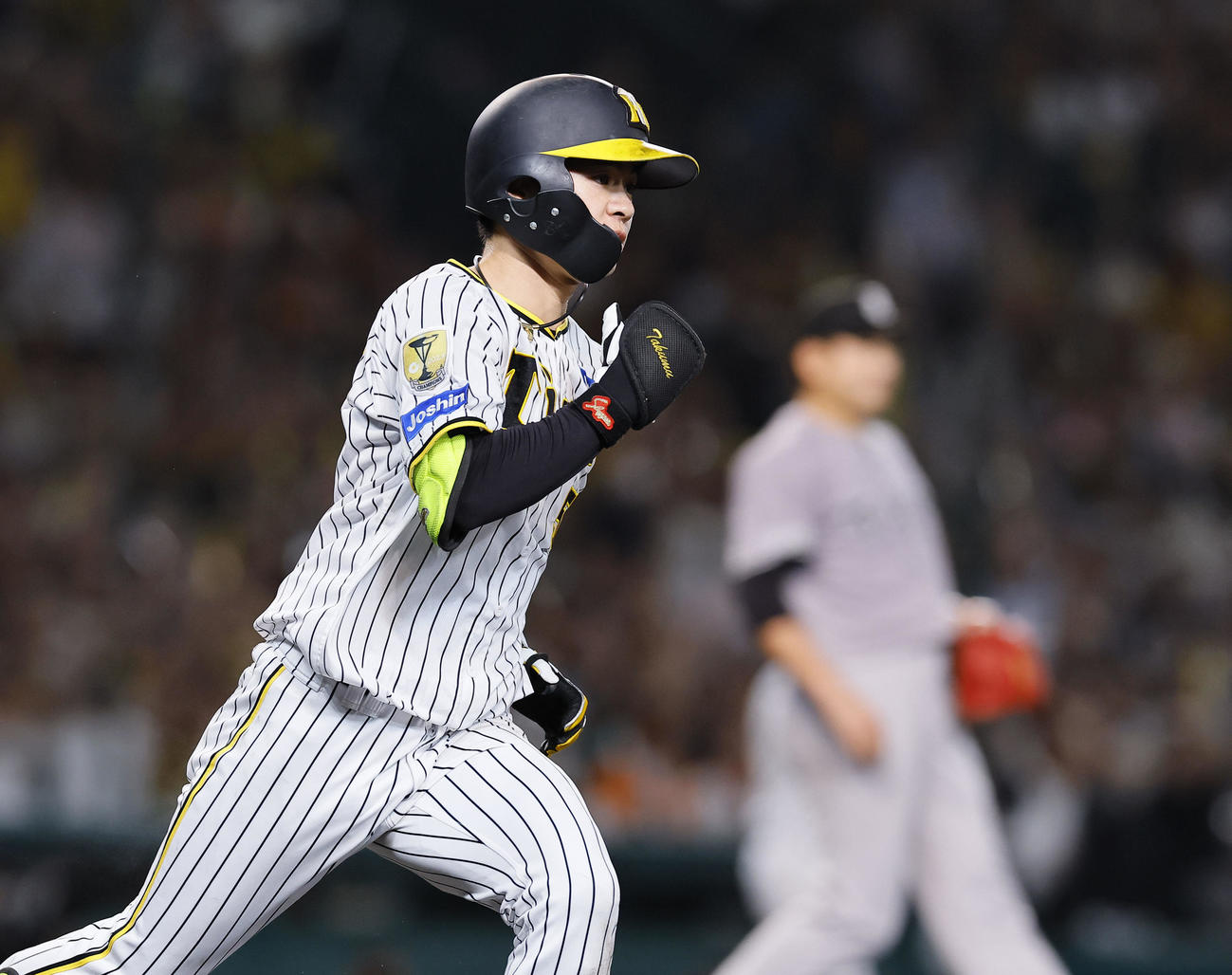 阪神対巨人　3回裏阪神2死一、三塁、中野は右前に先制の適時打を放つ。右は菅野（撮影・藤尾明華）