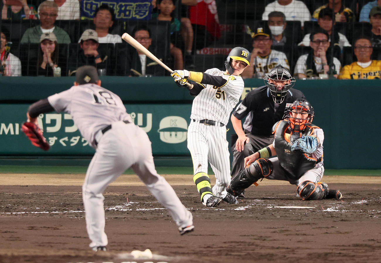 阪神対巨人　3回裏阪神2死一、三塁、中野は右へ適時打を放つ。投手菅野（撮影・加藤哉）