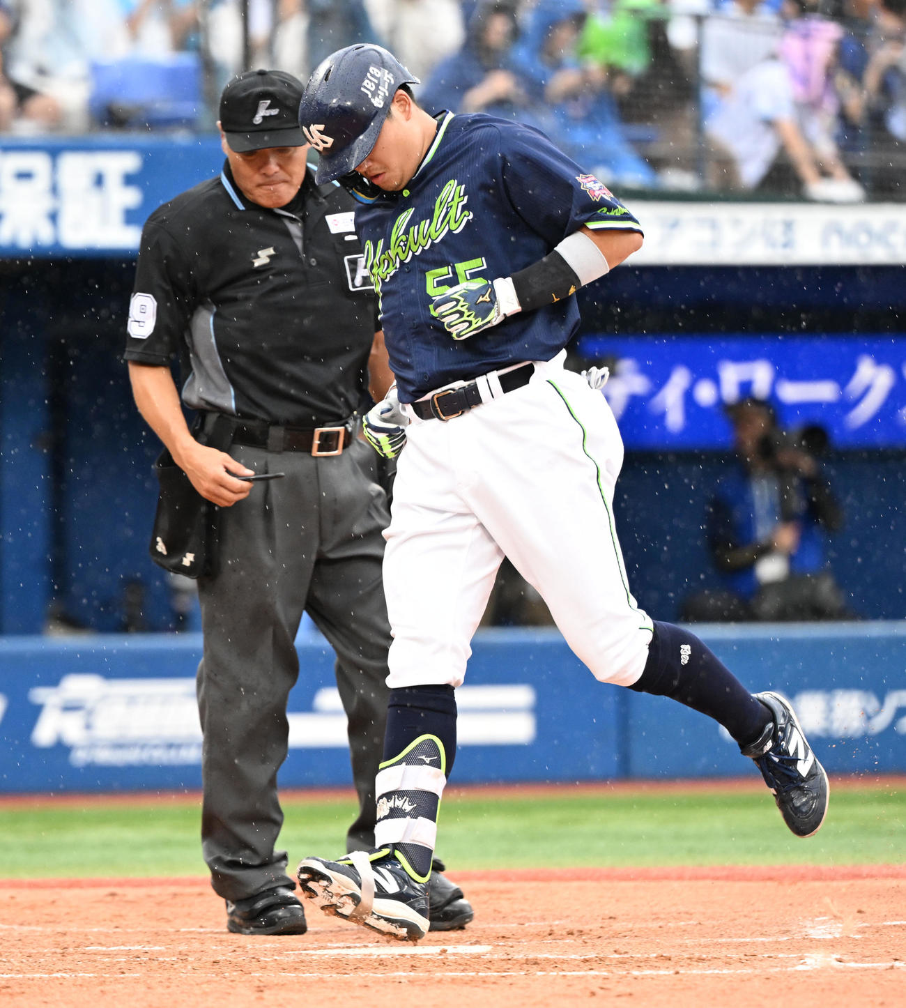 DeNA対ヤクルト　3回表ヤクルト2死二塁、中越えに2点本塁打を放ち先制のホームを踏む村上（撮影・千葉一成）