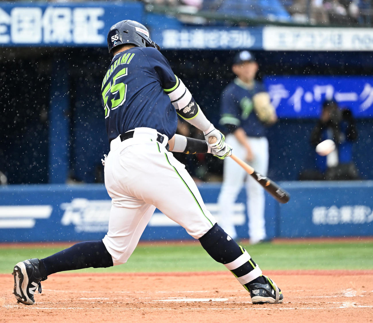 DeNA対ヤクルト　3回表ヤクルト2死二塁、村上が中越えに先制2点本塁打を放つ（撮影・千葉一成）