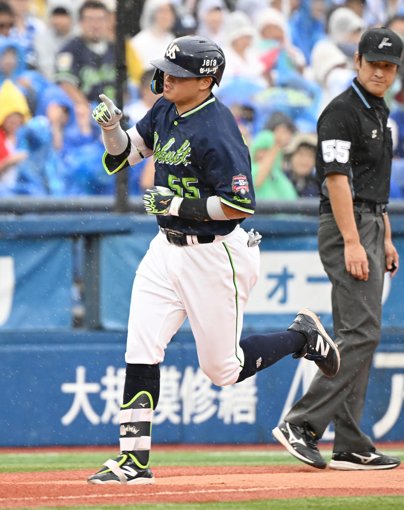 DeNA対ヤクルト　3回表ヤクルト2死二塁、中越えに先制2点本塁打を放ち本塁に向かう村上（撮影・千葉一成）