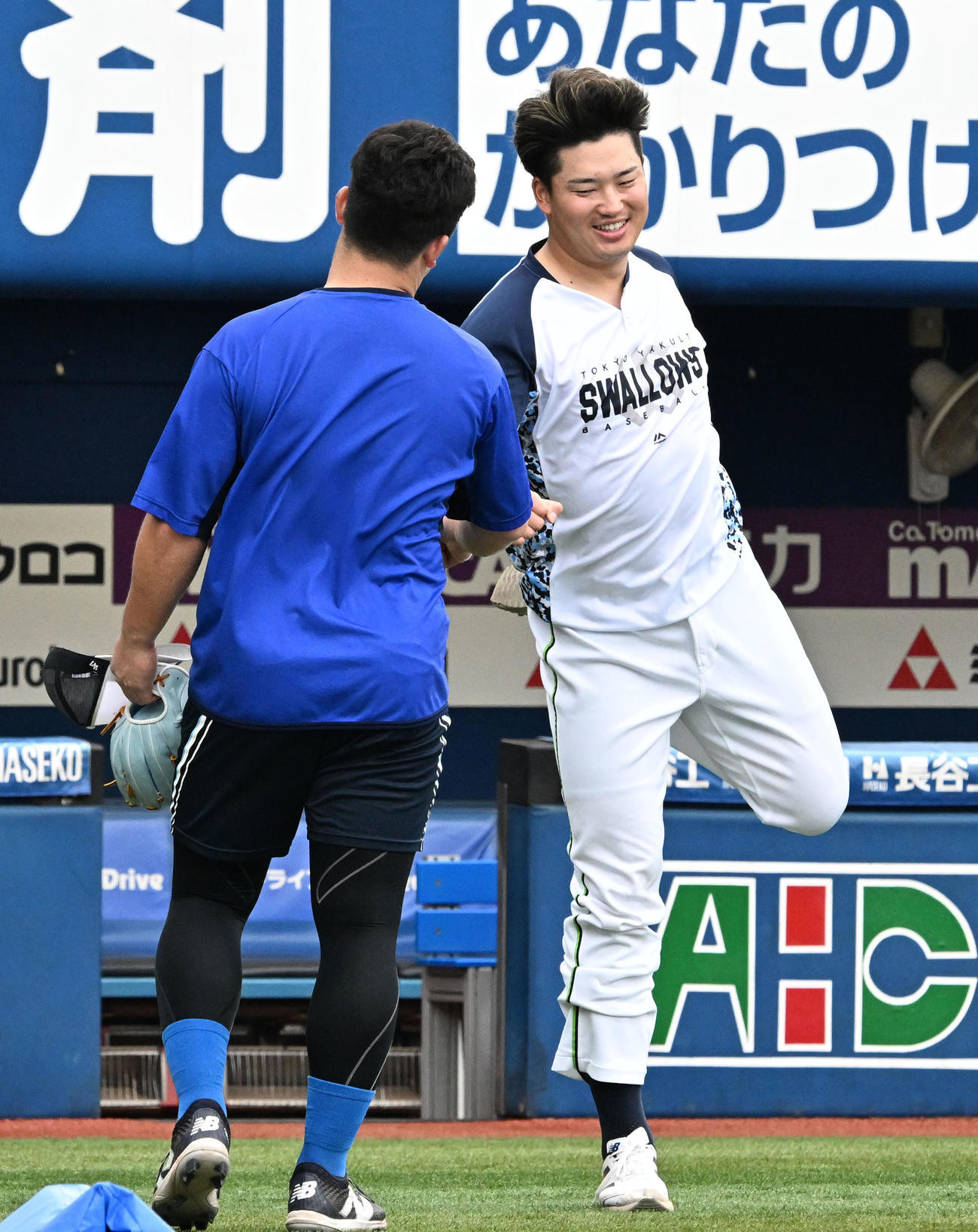 DeNA対ヤクルト　ゲーム前DeNA牧（左）と挨拶を交わすヤクルト村上（撮影・千葉一成）
