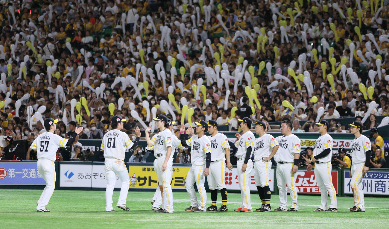 ソフトバンク対楽天　勝ったソフトバンクナイン（撮影・加藤孝規）