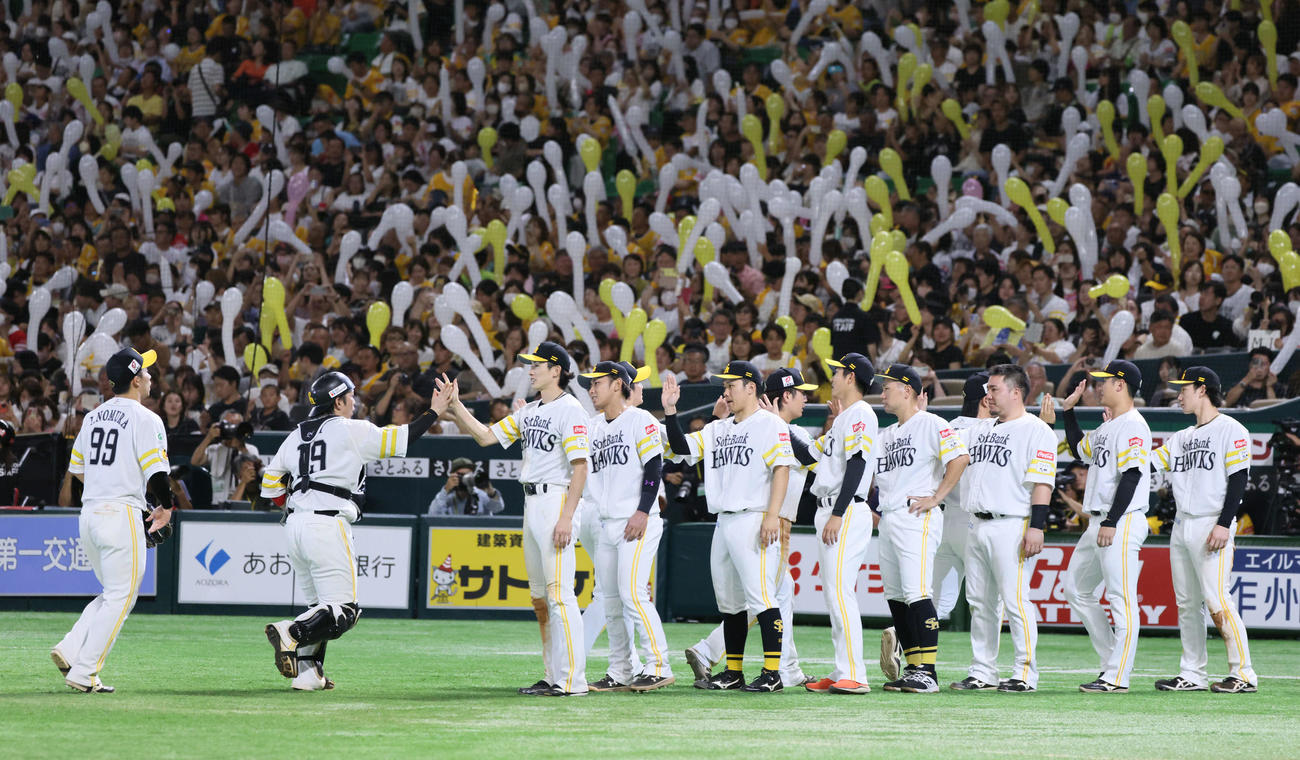 ソフトバンク対楽天　勝ったソフトバンクナイン（撮影・加藤孝規）