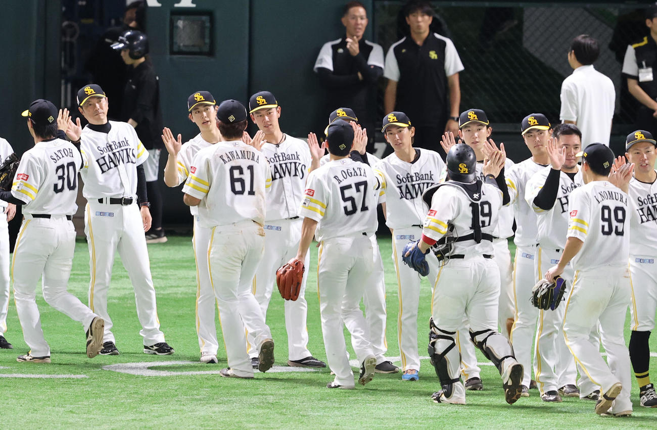 ソフトバンク対楽天　楽天の連勝しベンチ前でハイタッチをかわす小久保監督（撮影・梅根麻紀）
