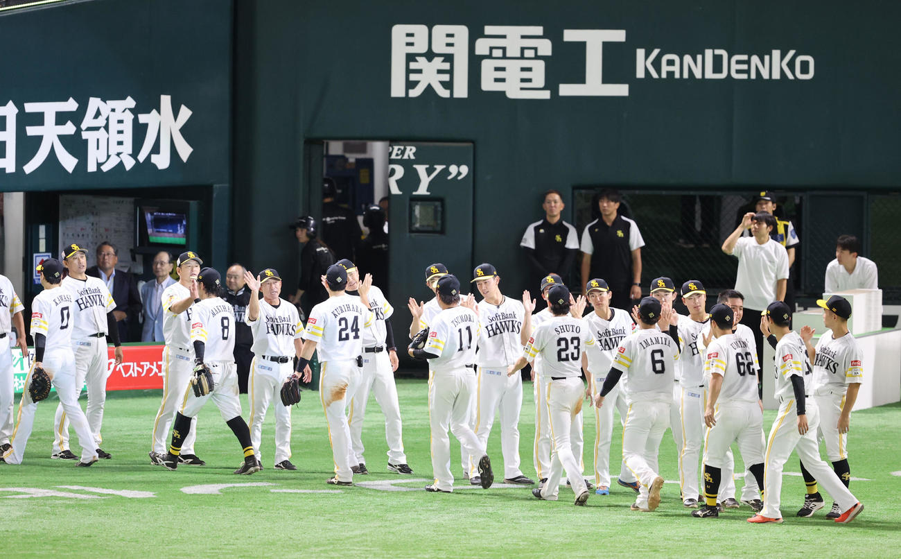 ソフトバンク対楽天　楽天の連勝しベンチ前でハイタッチをかわす小久保監督（撮影・梅根麻紀）