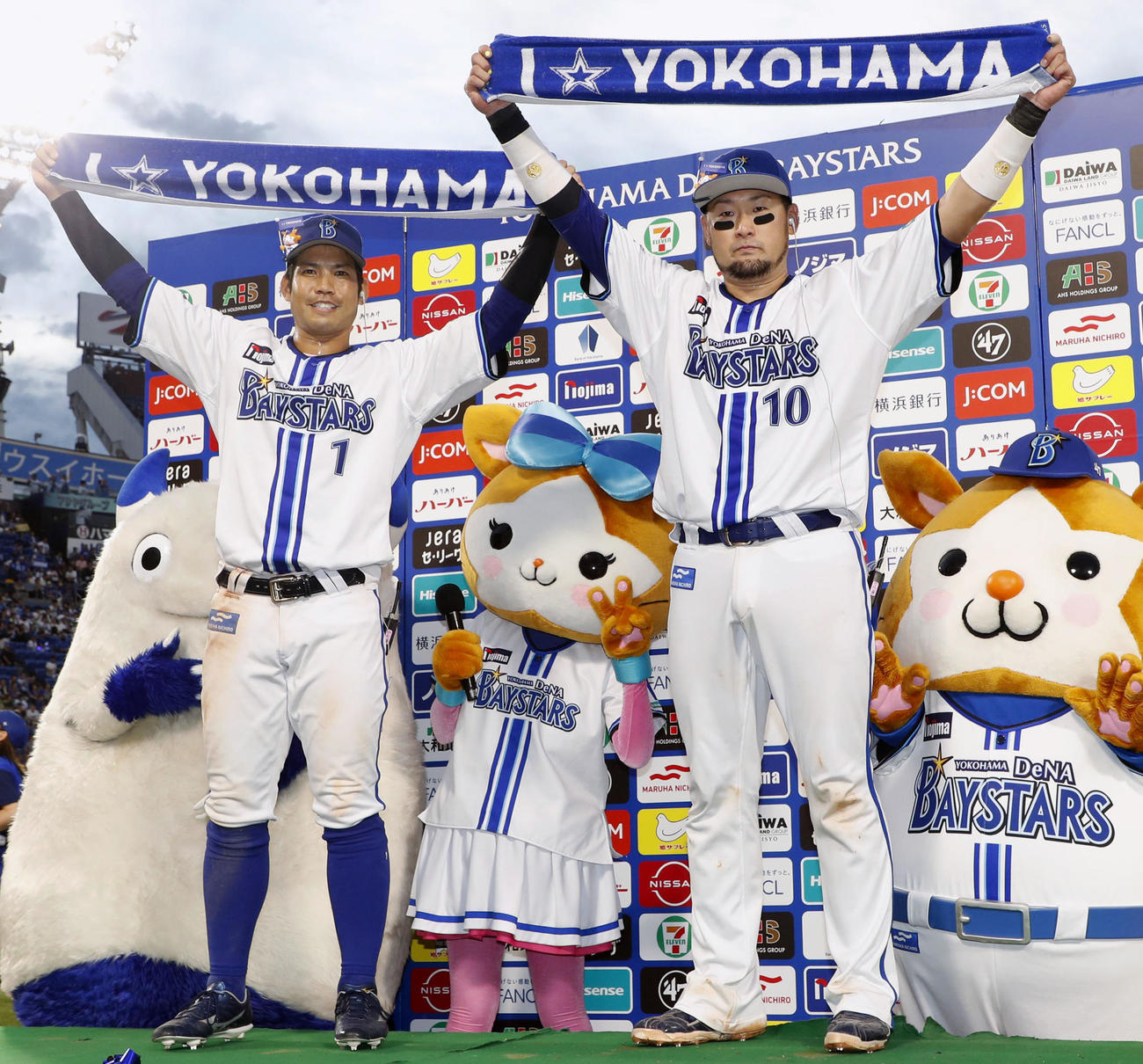 ヤクルトに勝利し、ポーズを決めるDeNA桑原（左）と戸柱（共同）