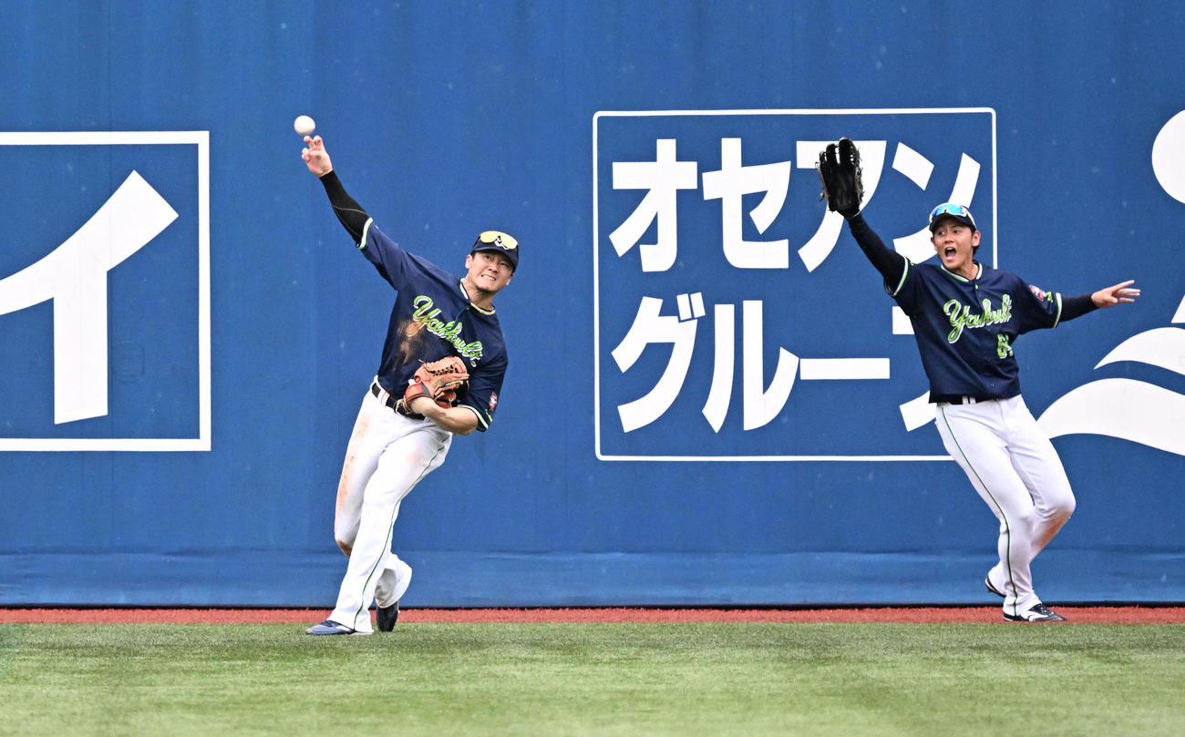 DeNA対ヤクルト　3回裏DeNA2死1塁、戸柱が放った勝ち越しの適時二塁打の打球を本塁に送球する右翼手西川。右は中堅手岩田＝2024年9月22日