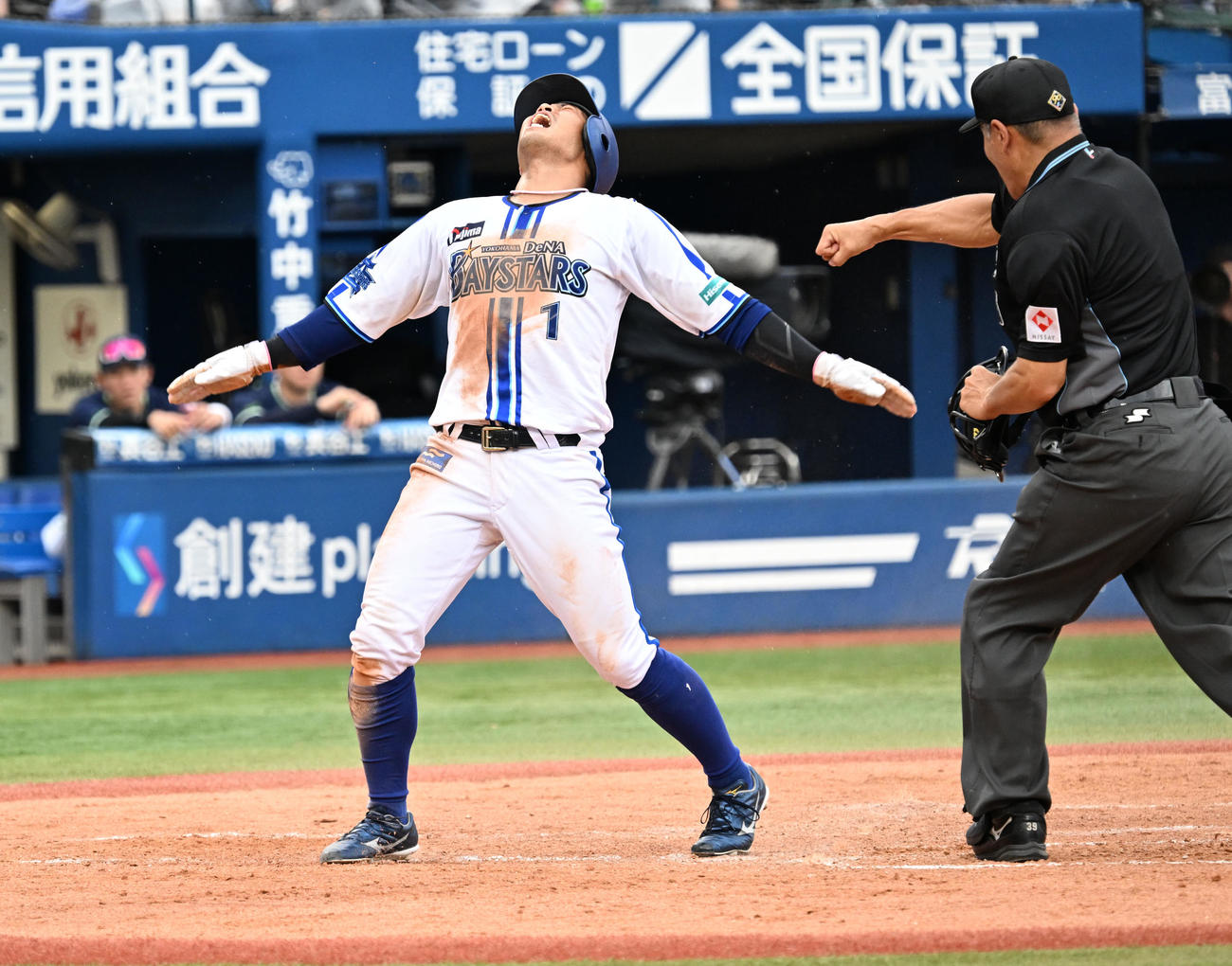 DeNA対ヤクルト　3回裏DeNA2死1塁、戸柱恭孝の勝ち越しの適時二塁打で本塁を狙うが一時、アウトの判定を受ける桑原。リプレー検証後、判定が覆った（撮影・千葉一成）