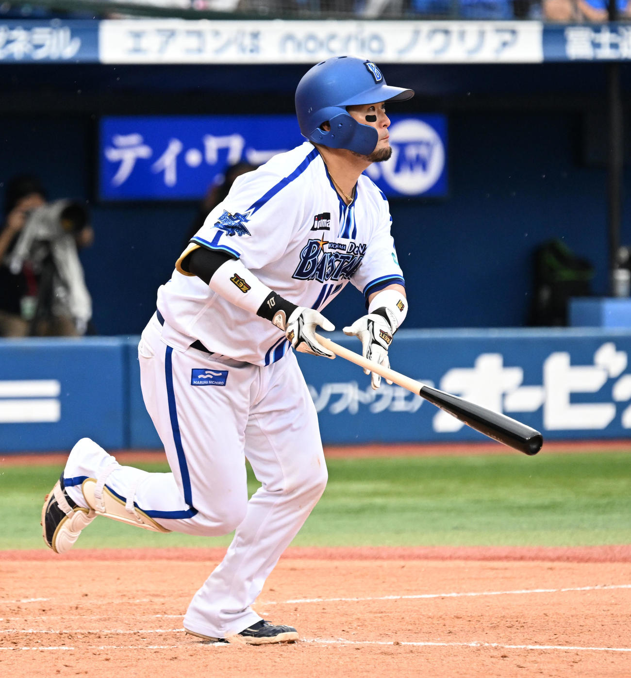 DeNA対ヤクルト　3回裏DeNA2死1塁、戸柱が右翼に勝ち越しの適時二塁打を放つ（撮影・千葉一成）